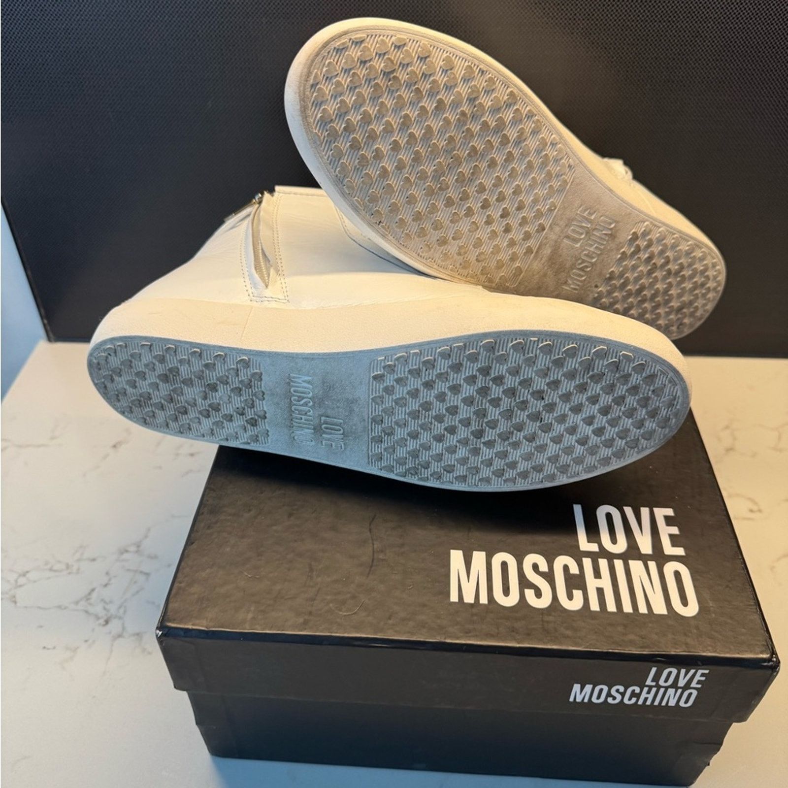 Love Moschino Love moschino high top sneakers white heart zip leather 39 Size US 9 / IT 39 - 4 Thumbnail