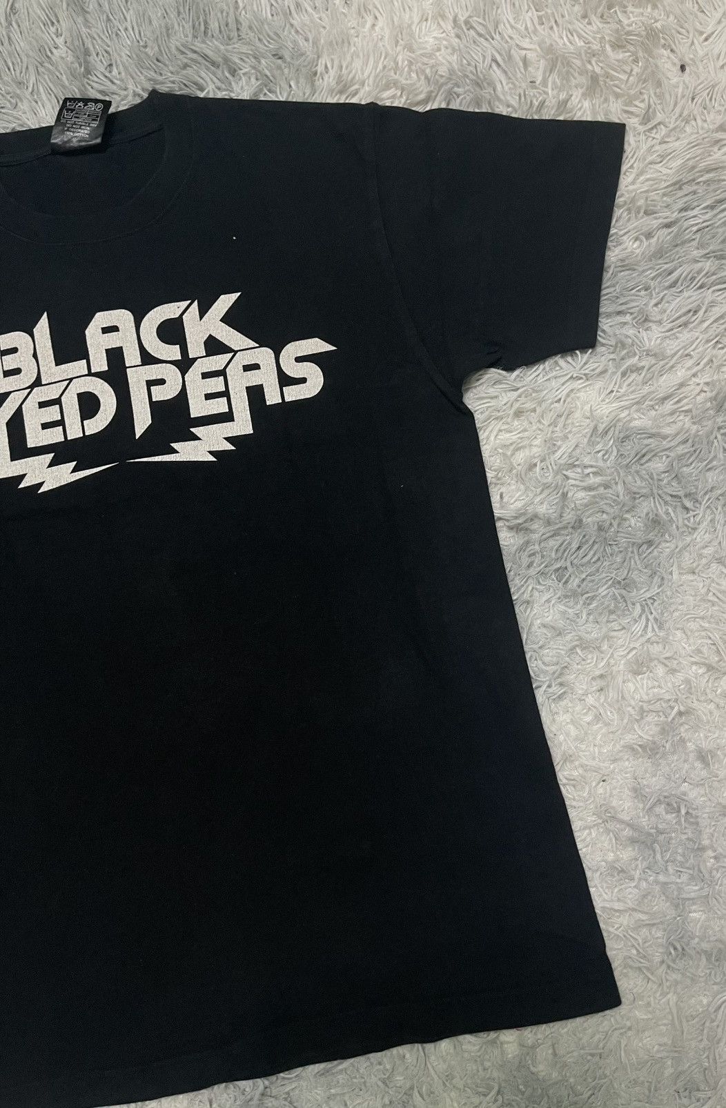 Band Tees 2000s THE BLACK EYED PEAS THE END ALBUM COVER TEES Size US L / EU 52-54 / 3 - 5 Thumbnail