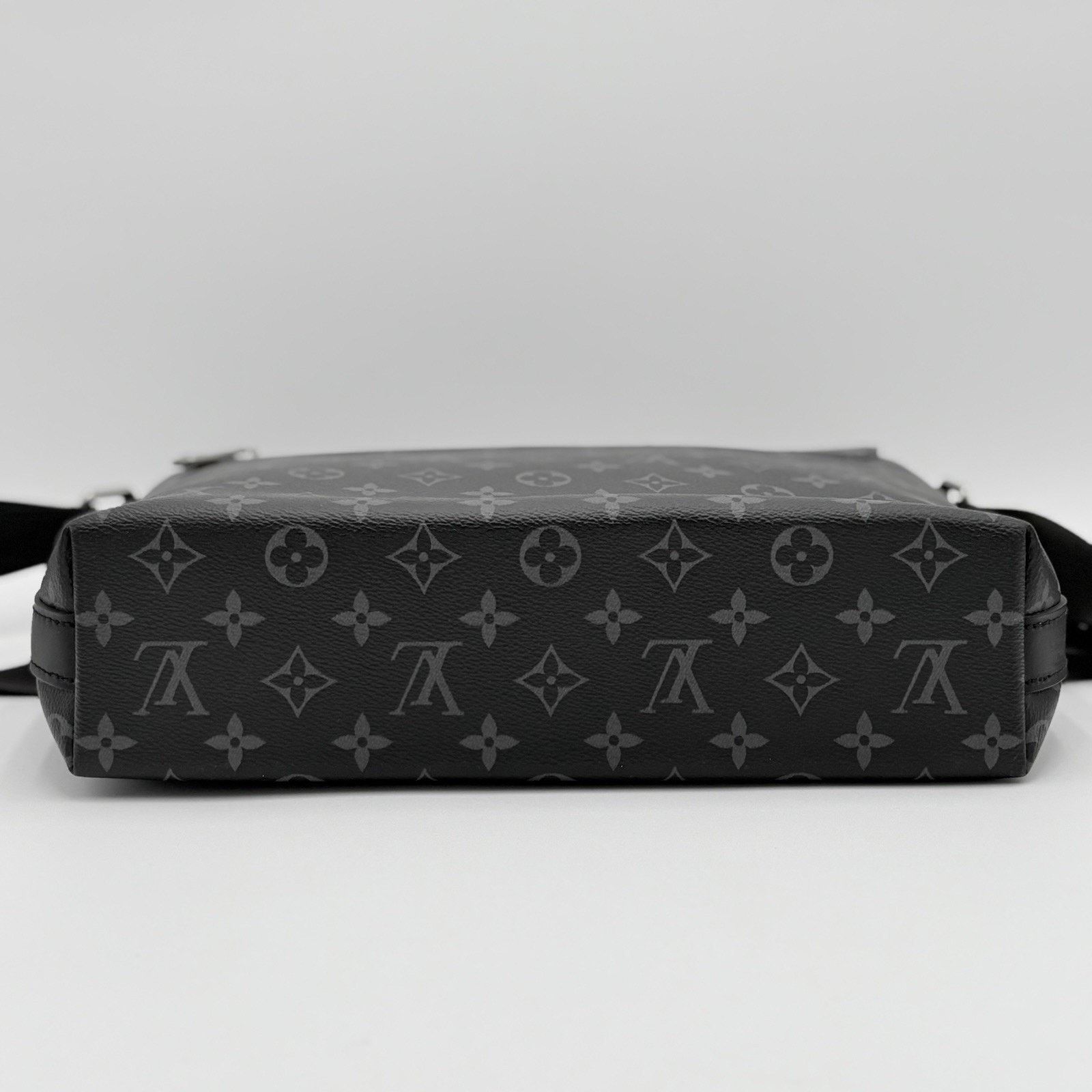 Louis Vuitton District Monogram Eclipse Messenger Bag | SUPER CLEAN! Size ONE SIZE - 4 Thumbnail