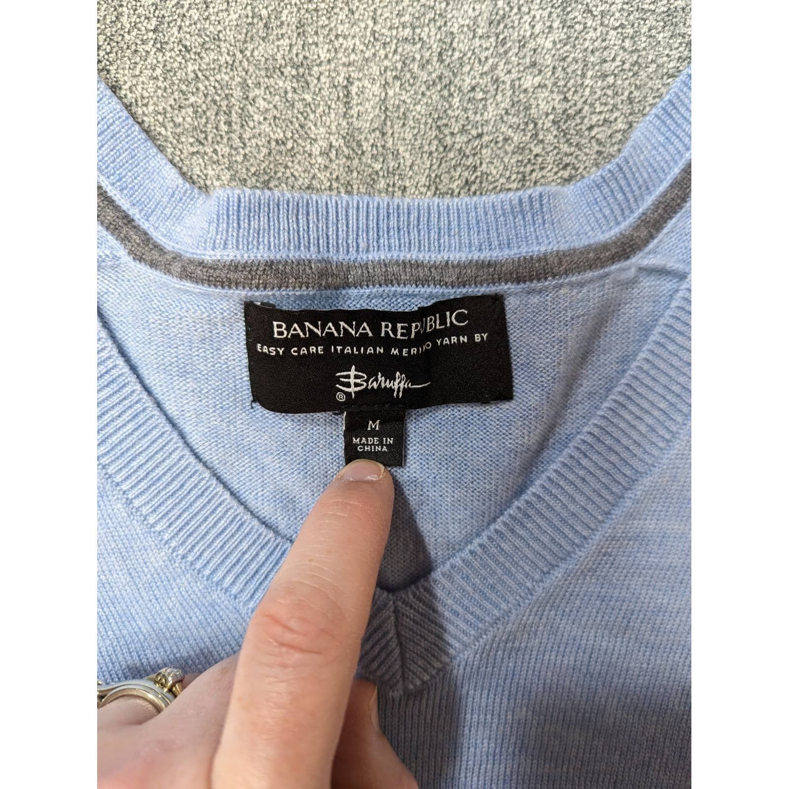 Banana Republic Washable merino wool V neck sweater sz M light blue Size US M / EU 48-50 / 2 - 3 Thumbnail