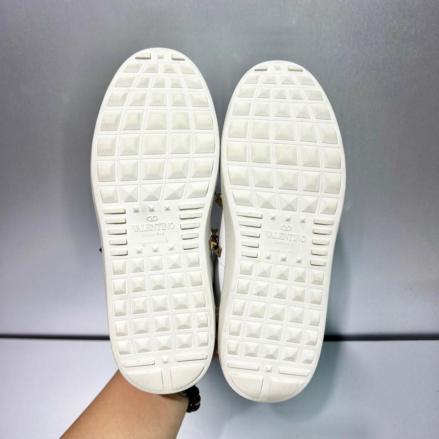 Valentino VALENTINO White Gold Studs White Sneakers 35 like new X6795 Size US 4 / IT 34 - 8 Thumbnail