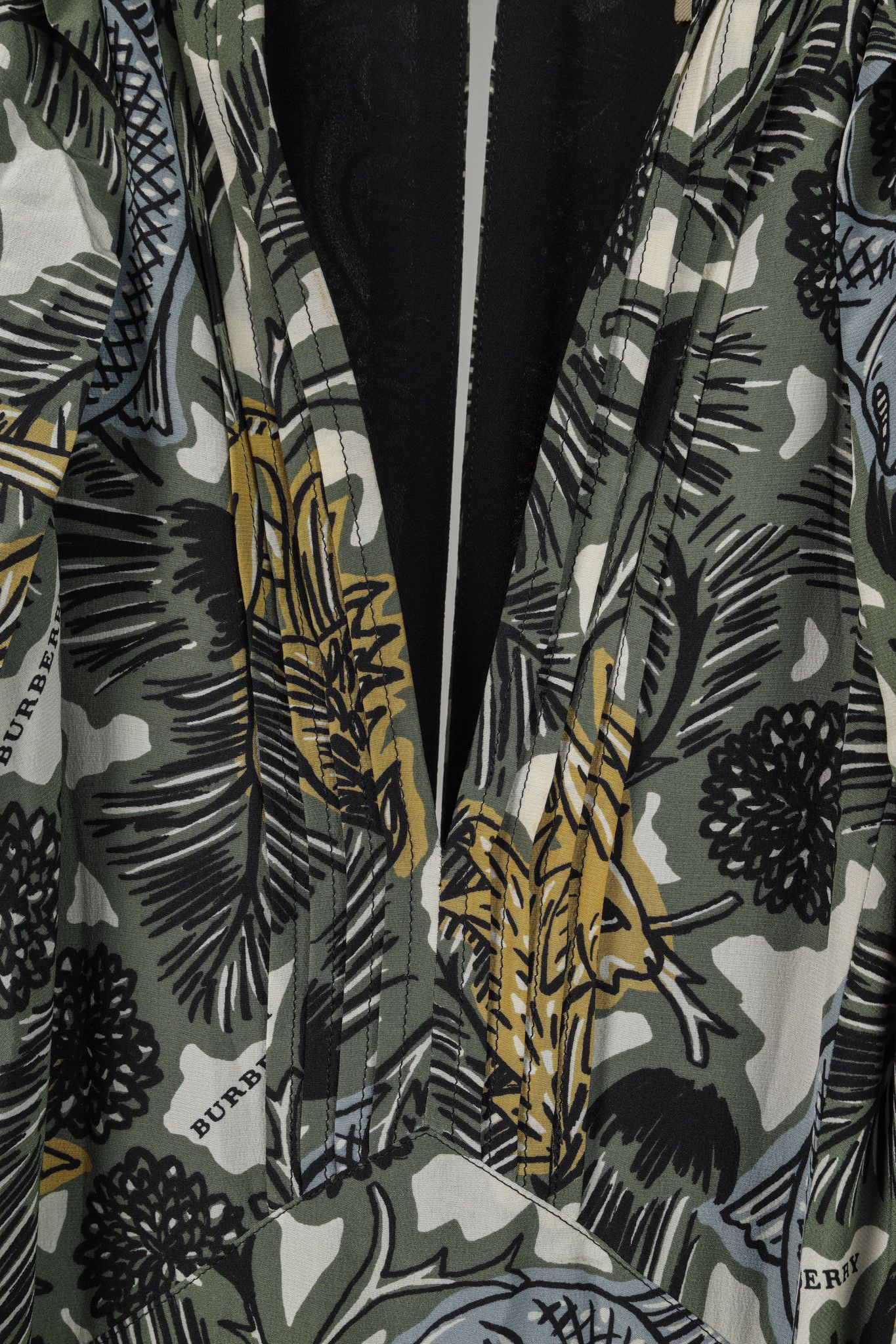 Burberry Burberry 2017 Beasts Green Beasts-Print Silk Maxi Dress Size S / US 4 / IT 40 - 9 Thumbnail