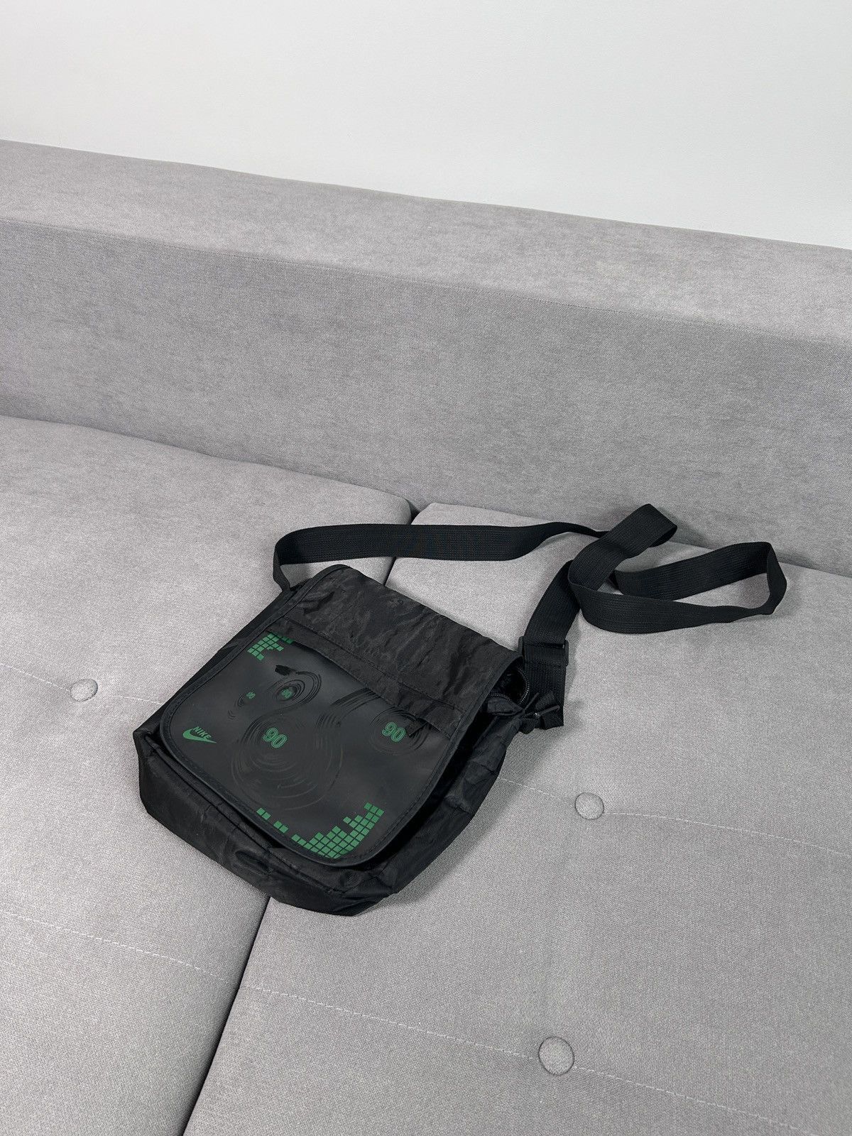 Nike Vintage Crossbody Bag Y2K Style Shoulder Bag in Black, Men's