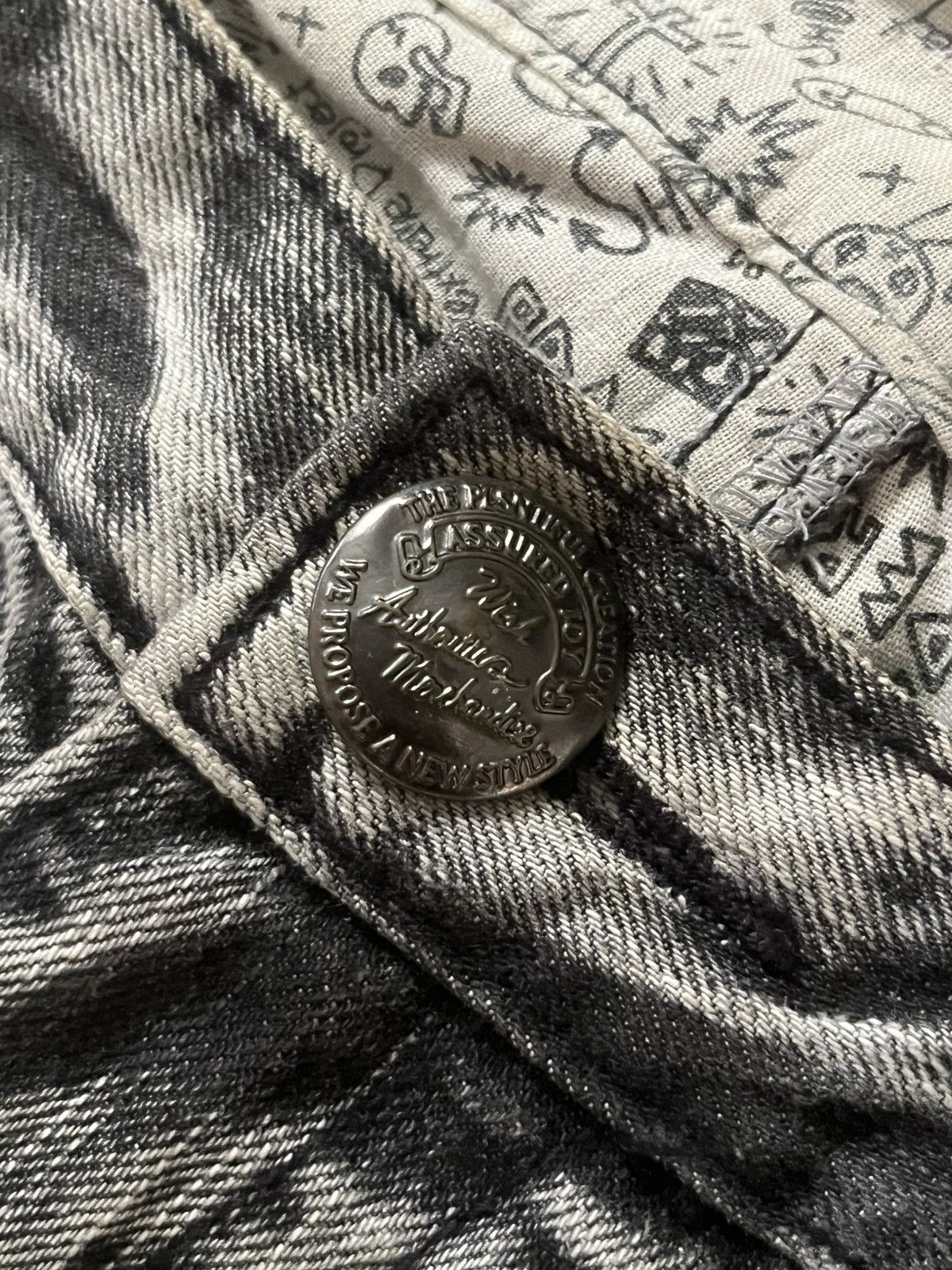 Le Grande Bleu (L.G.B.) ⚡️Trashed⚡️Vintage Japan Grunge Light Grey Distressed Jeans Size US 33 - 5 Thumbnail