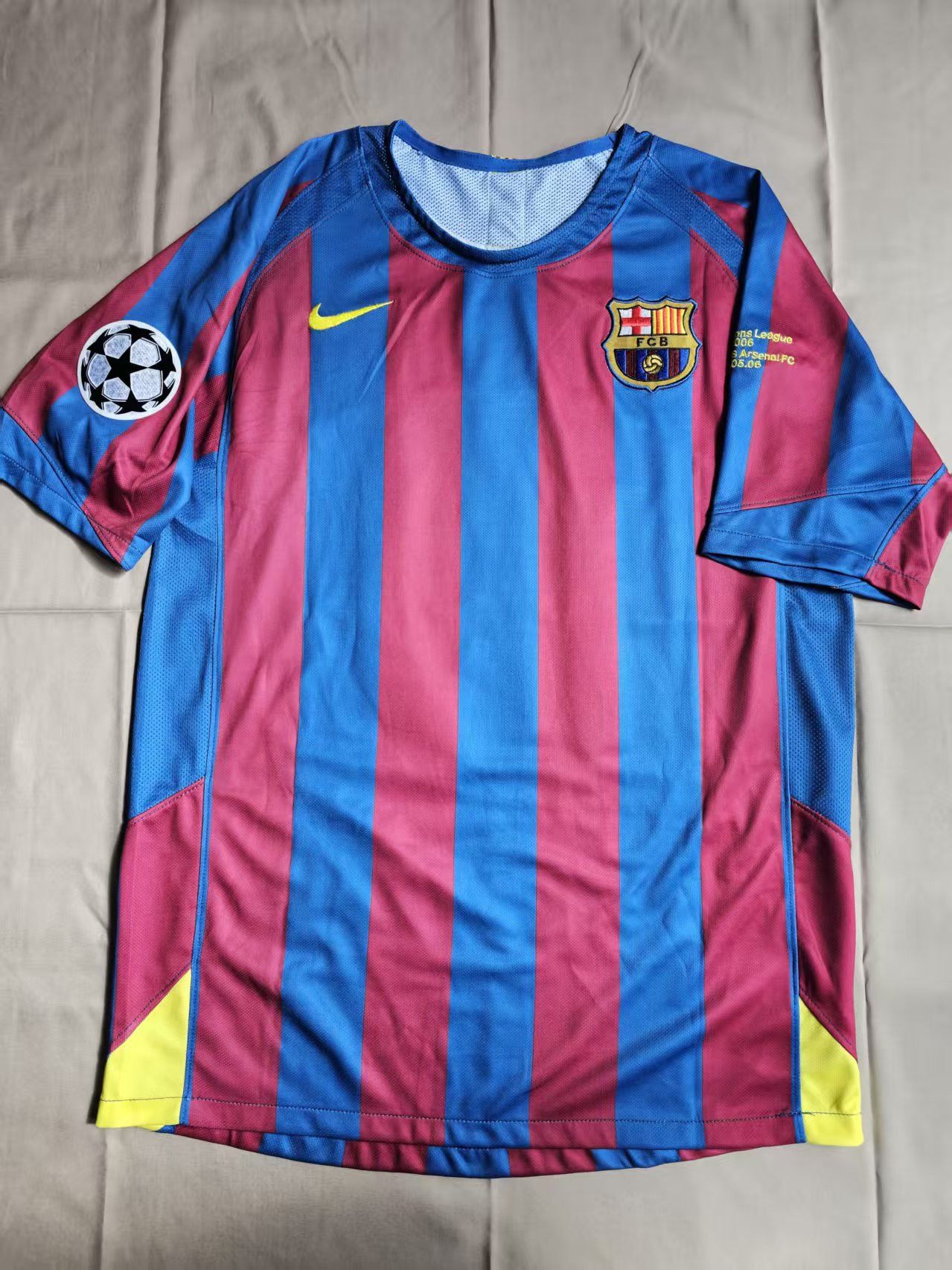 Other 2005 2006 Barcelona 10 Ronaldinho Jersey Size US S / EU 44-46 / 1 - 2 Thumbnail