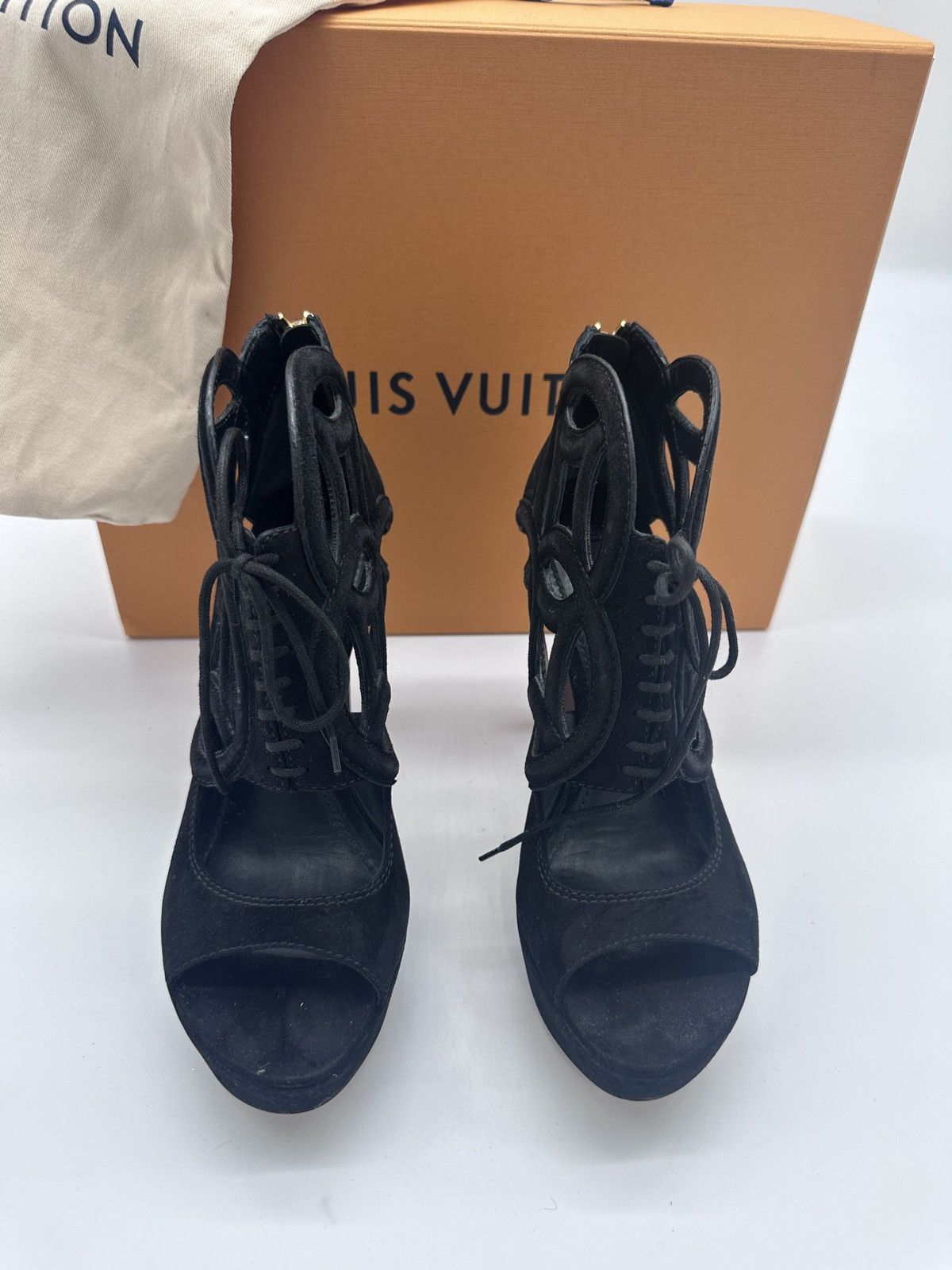 Louis Vuitton Louis Vuitton Suade Pumps Heels Size 38 LV 8 US Size US 8 / IT 38 - 7 Thumbnail