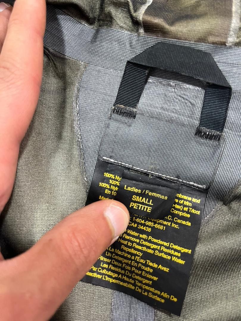 Arc'teryx Arcteryx vintage Beta LT Jacket First Generation (Gold Logo) Size XS / US 0-2 / IT 36-38 - 15 Thumbnail