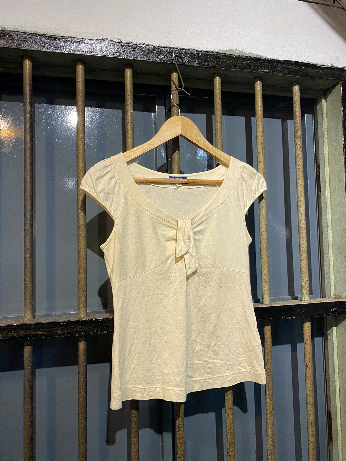 Burberry × Vintage 🔥 Best Offer 🔥 Vintage Burberry Londan Slim Tshirt Size M / US 6-8 / IT 42-44 - 1 Thumbnail