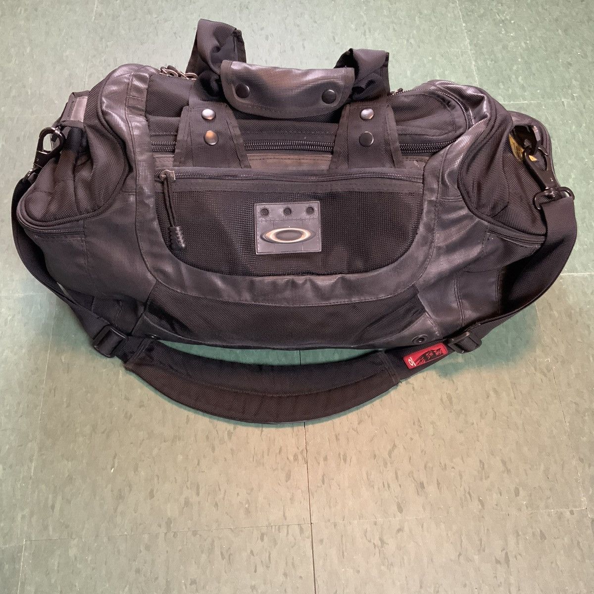image of Oakley Ap Tactical Duffle in Black, Men's
