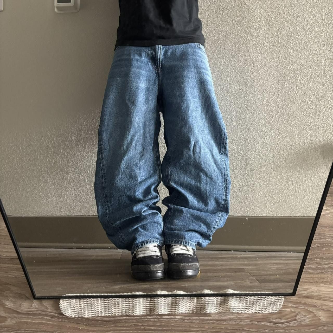 American Eagle Outfitters Crazy Vintage Y2K/2000s Baggy American Eagle Medium Wash Denim Jeans! 33x28 Size US 33 - 1 Thumbnail