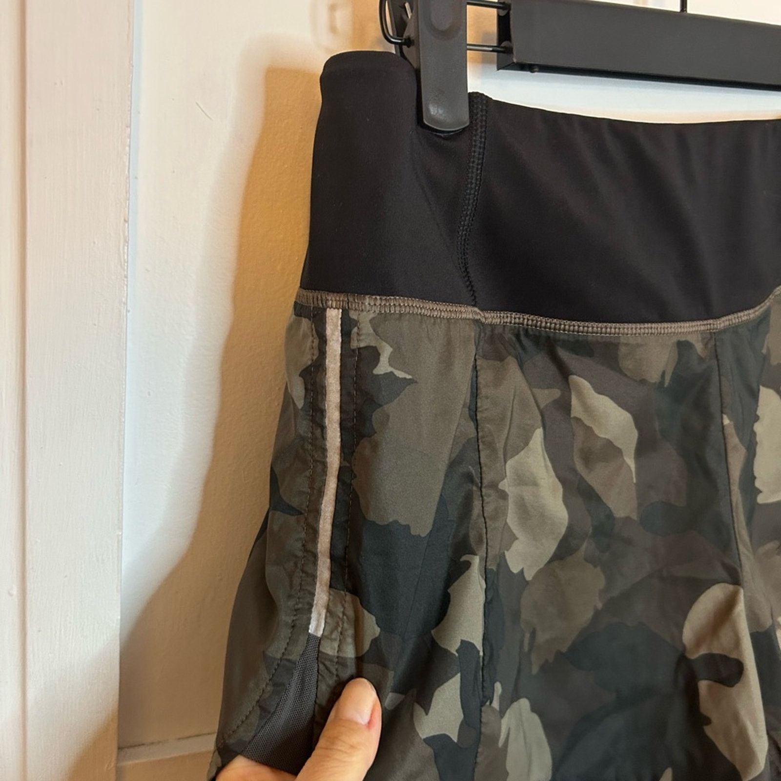 Athleta Athleta Run Free Camo 3.5 Inch Shorts Size 27" / US 4 / IT 40 - 6 Thumbnail
