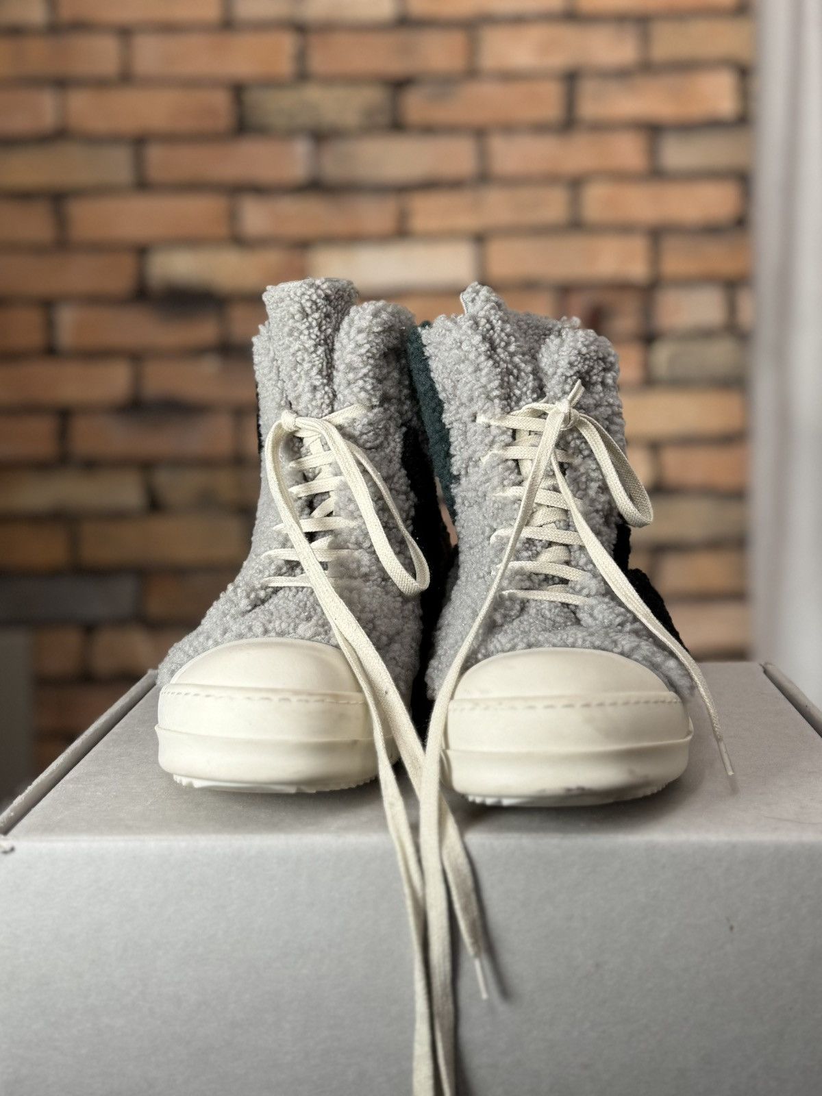 Rick Owens MAINLINE PEARL / MILK SHEARLING STROBE 43 10US GRAY Size US 10 / EU 43 - 2 Thumbnail