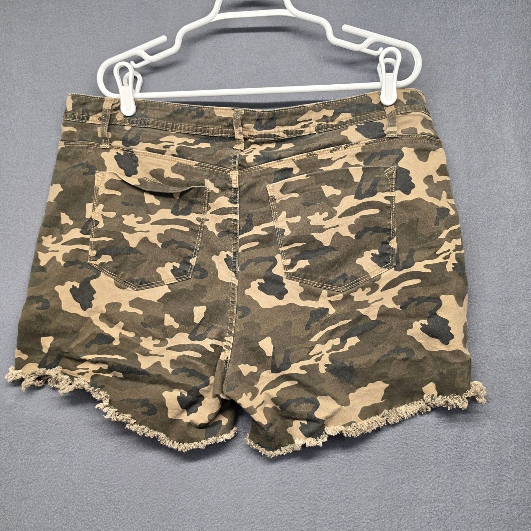 Vintage Womens Camo Cutoff Shorts Size 20W Camouflage Frayed Hem Stretch Size 42" / US 20 - 2 Thumbnail