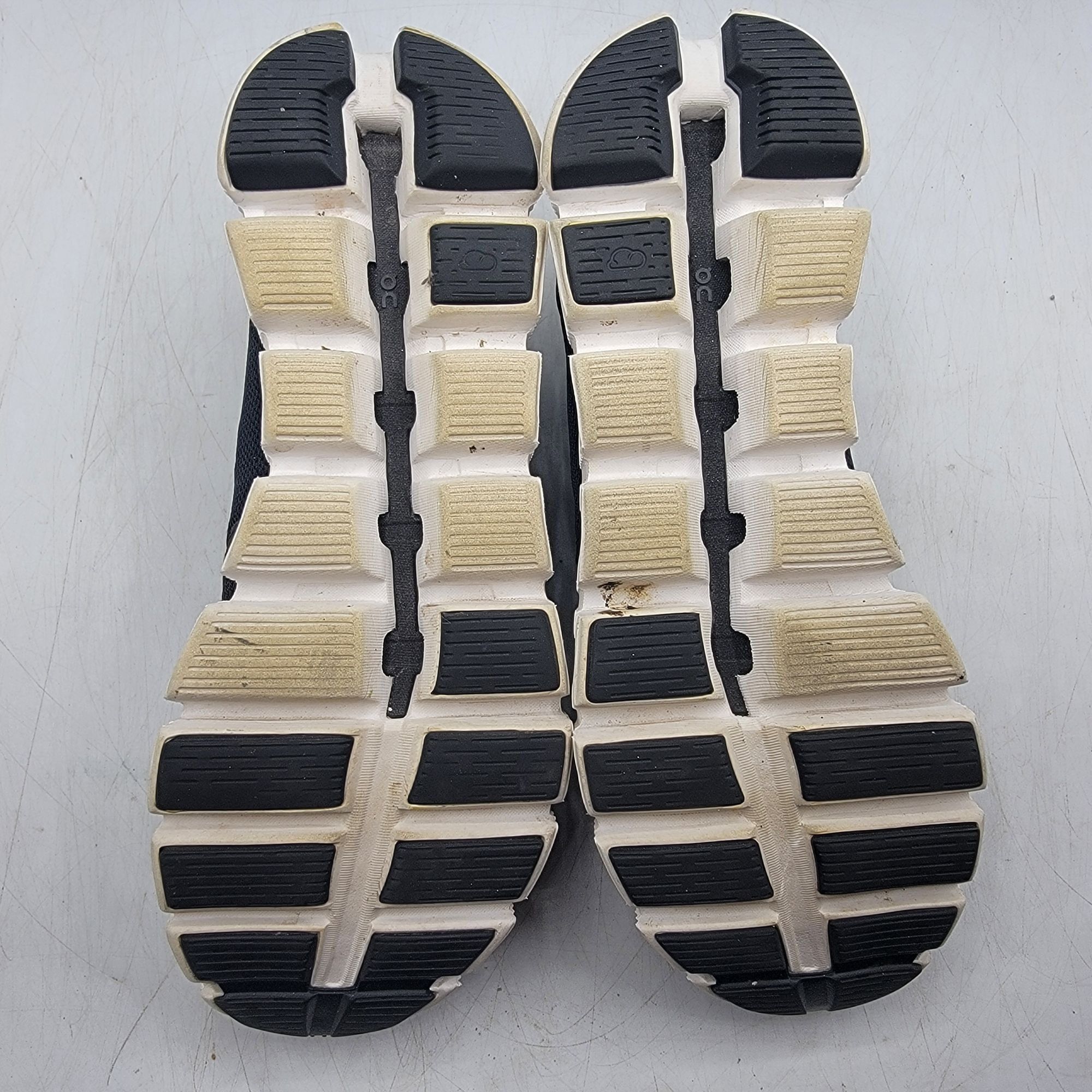 On On Cloud 5 Womens 8.5 Black White Athletic Sneaker Shoes Out Size US 8.5 / IT 38.5 - 6 Thumbnail