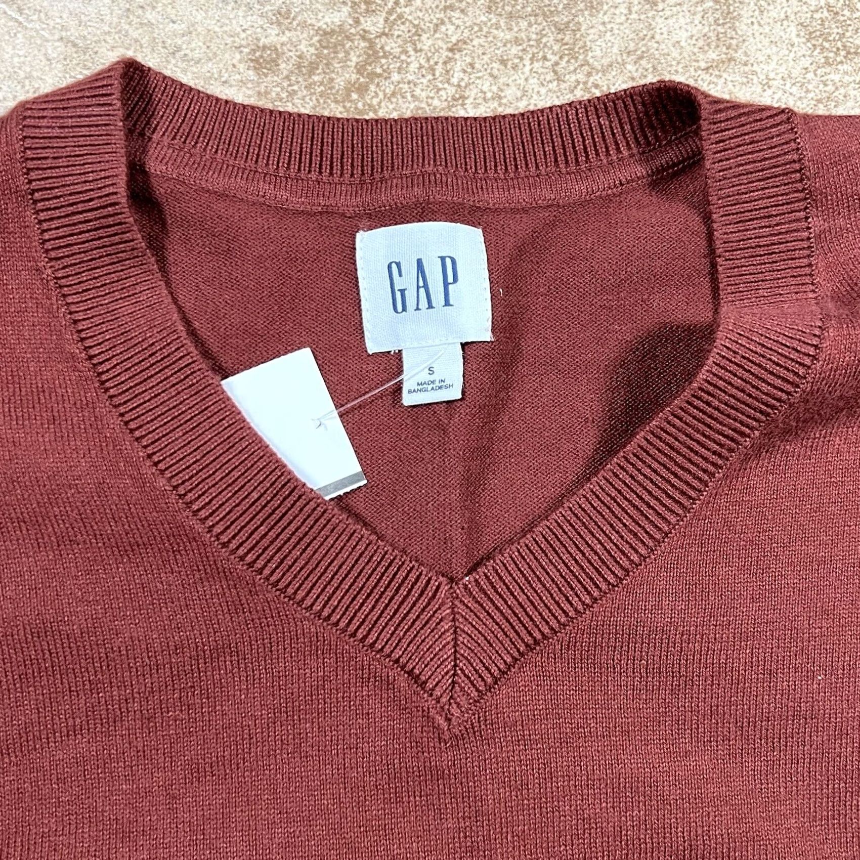 Gap VINTAGE? NO. New Gap Sweater Pullover Men Small Brown Knit V Neck Long Sleeve Shirt? Size US S / EU 44-46 / 1 - 2 Thumbnail