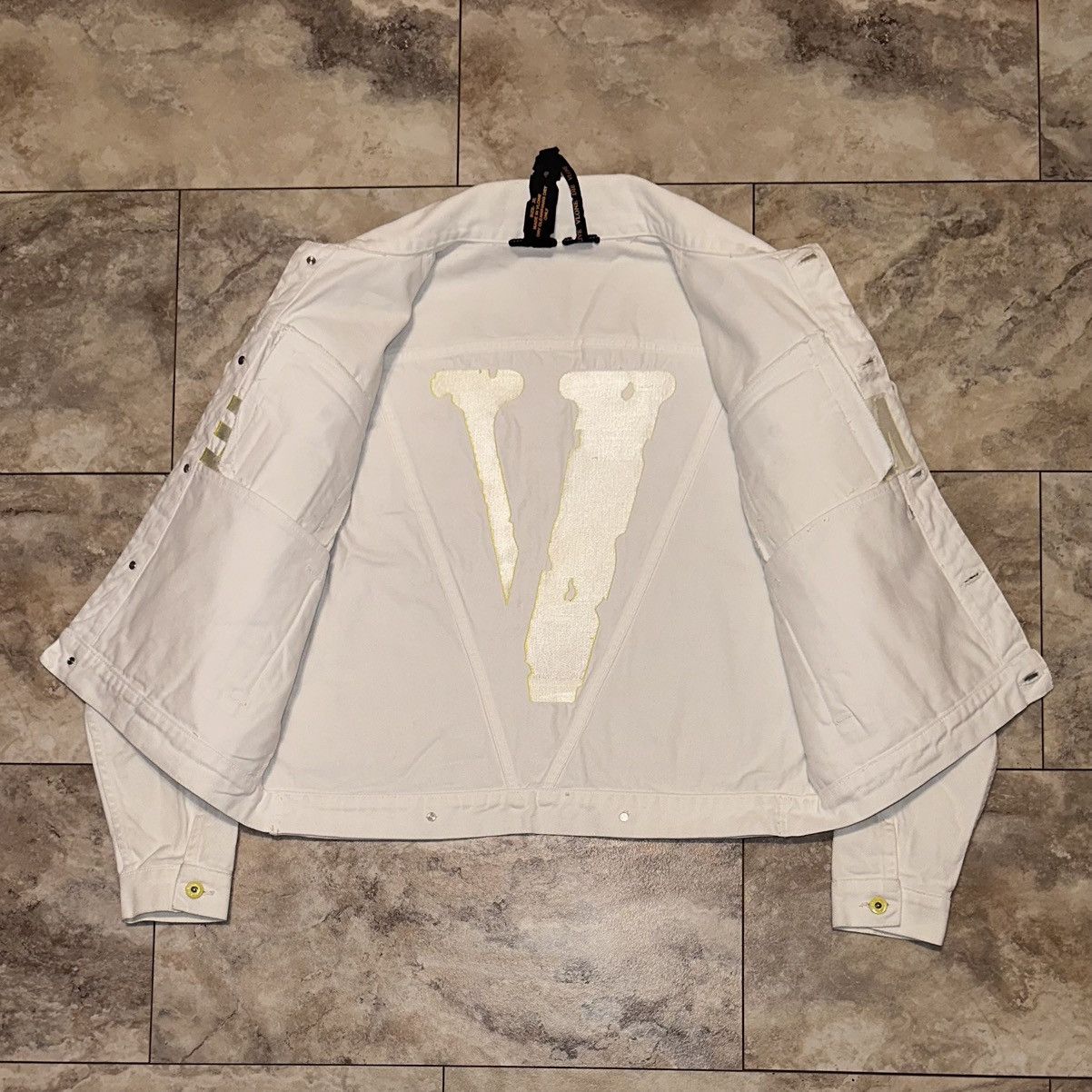 Vlone 1/1 VLONE Friends Sample White Denim Jacket Yellow Size XL Size US XL / EU 56 / 4 - 4 Thumbnail