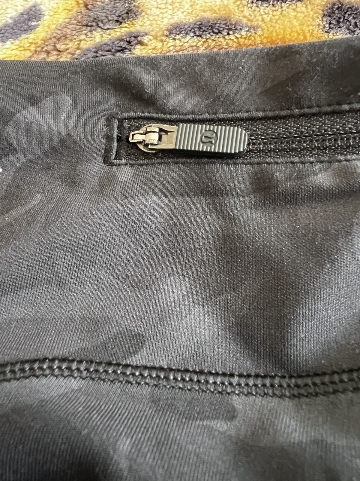 Lululemon Lululemon Black Camo Women’s Leggings Size 27" / US 4 / IT 40 - 5 Thumbnail