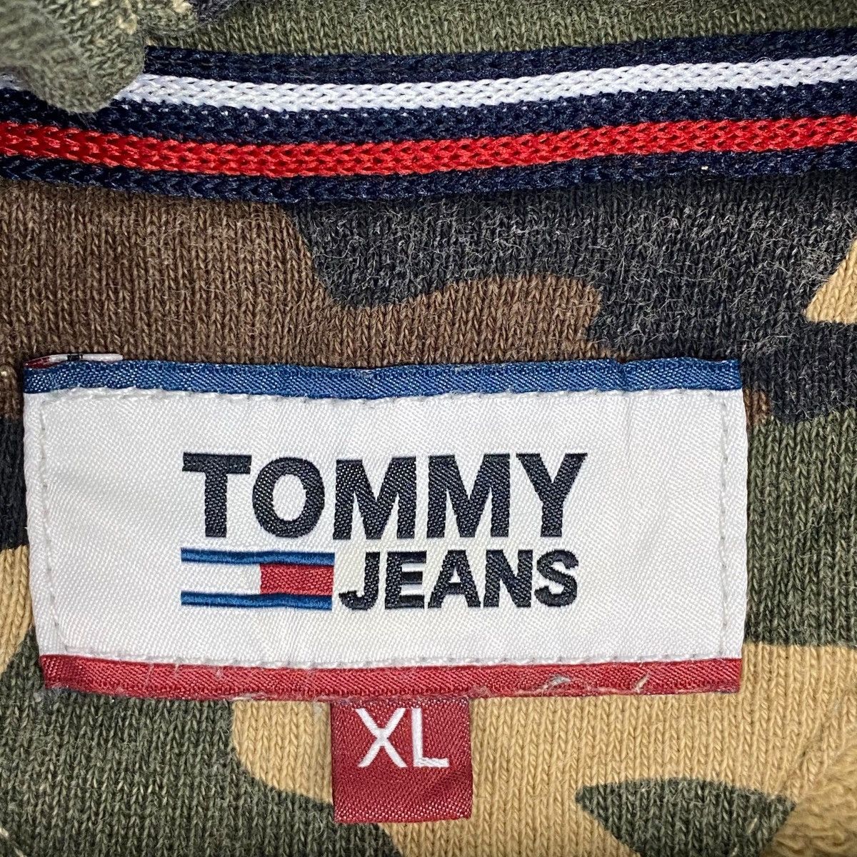 Other Vintage Tommy Jeans Camouflage Hoodie Sweater Big Logo Size US XL / EU 56 / 4 - 7 Thumbnail