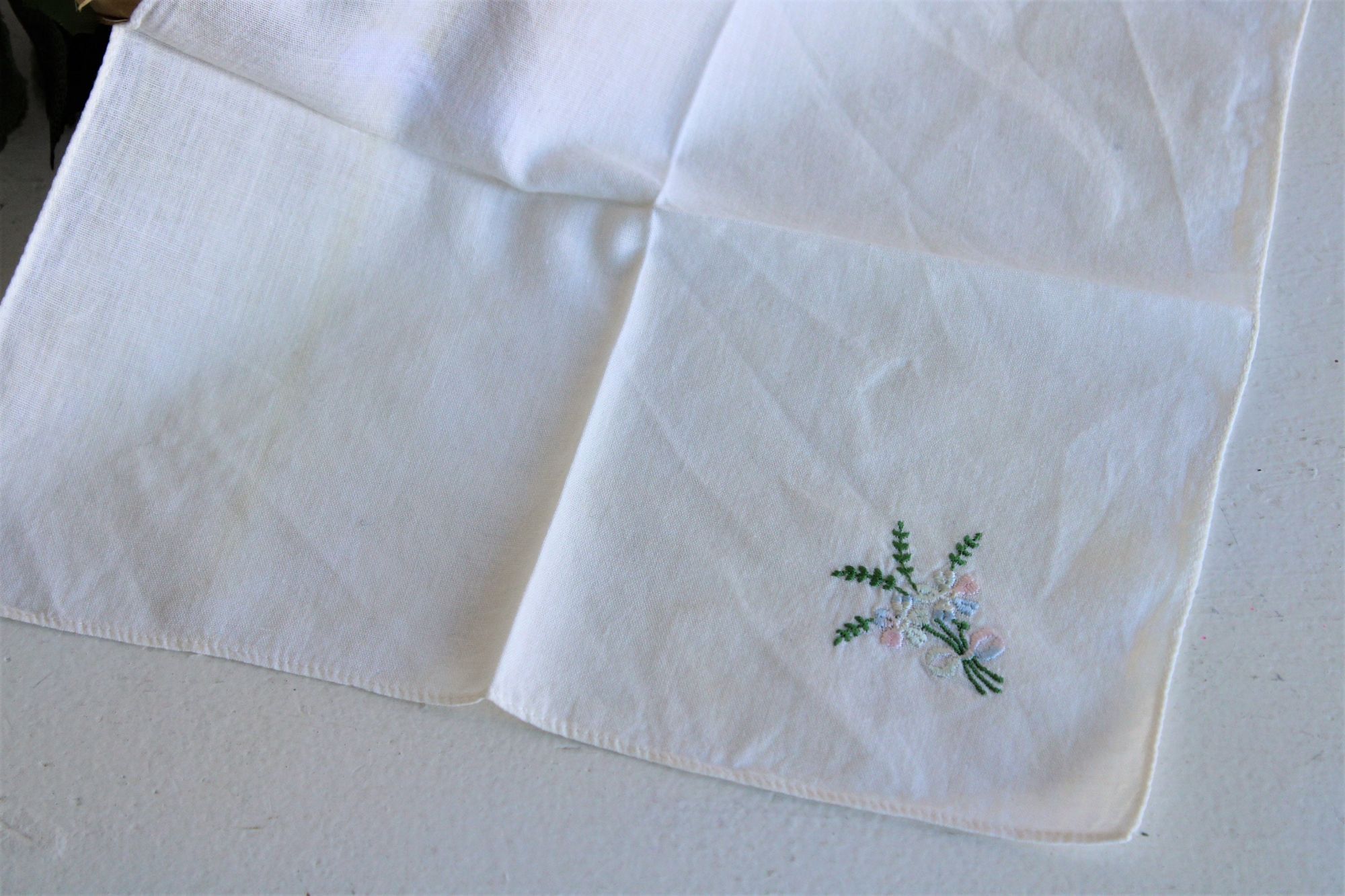 Vintage Vintage 1950s Handkerchief, White Cotton With Pink And Blue Size ONE SIZE - 5 Thumbnail