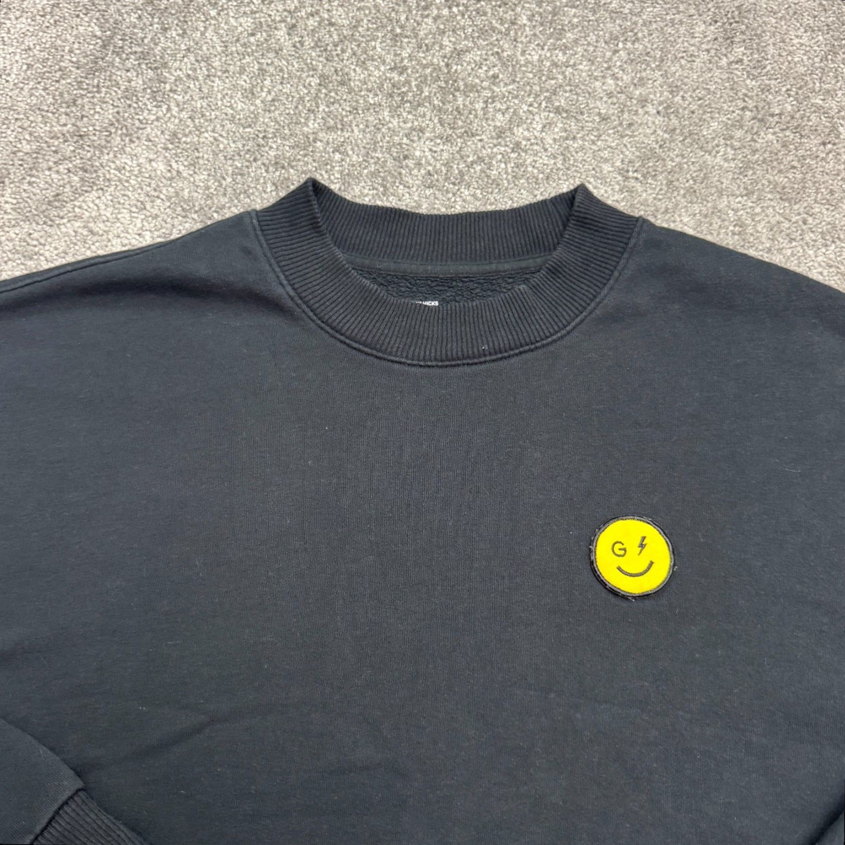 Vintage GILLY HICKS Sweatshirt Shirt Unisex Medium Black Crew Neck Fleece Smiley Pullover All Seasons Cadual Outdoor 90s Mens Womens Boys Girls Size US M / EU 48-50 / 2 - 3 Thumbnail