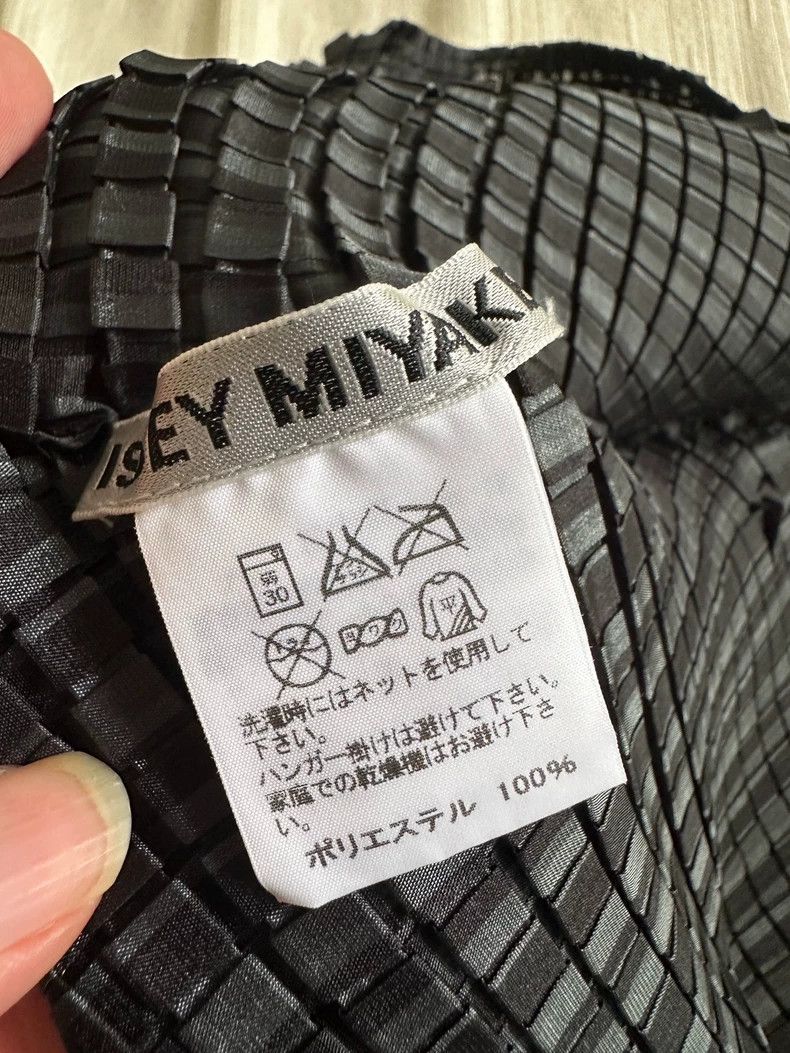 Issey Miyake Issey Miyake size:2 Black main line waffle pleated top Size S / US 4 / IT 40 - 2 Thumbnail