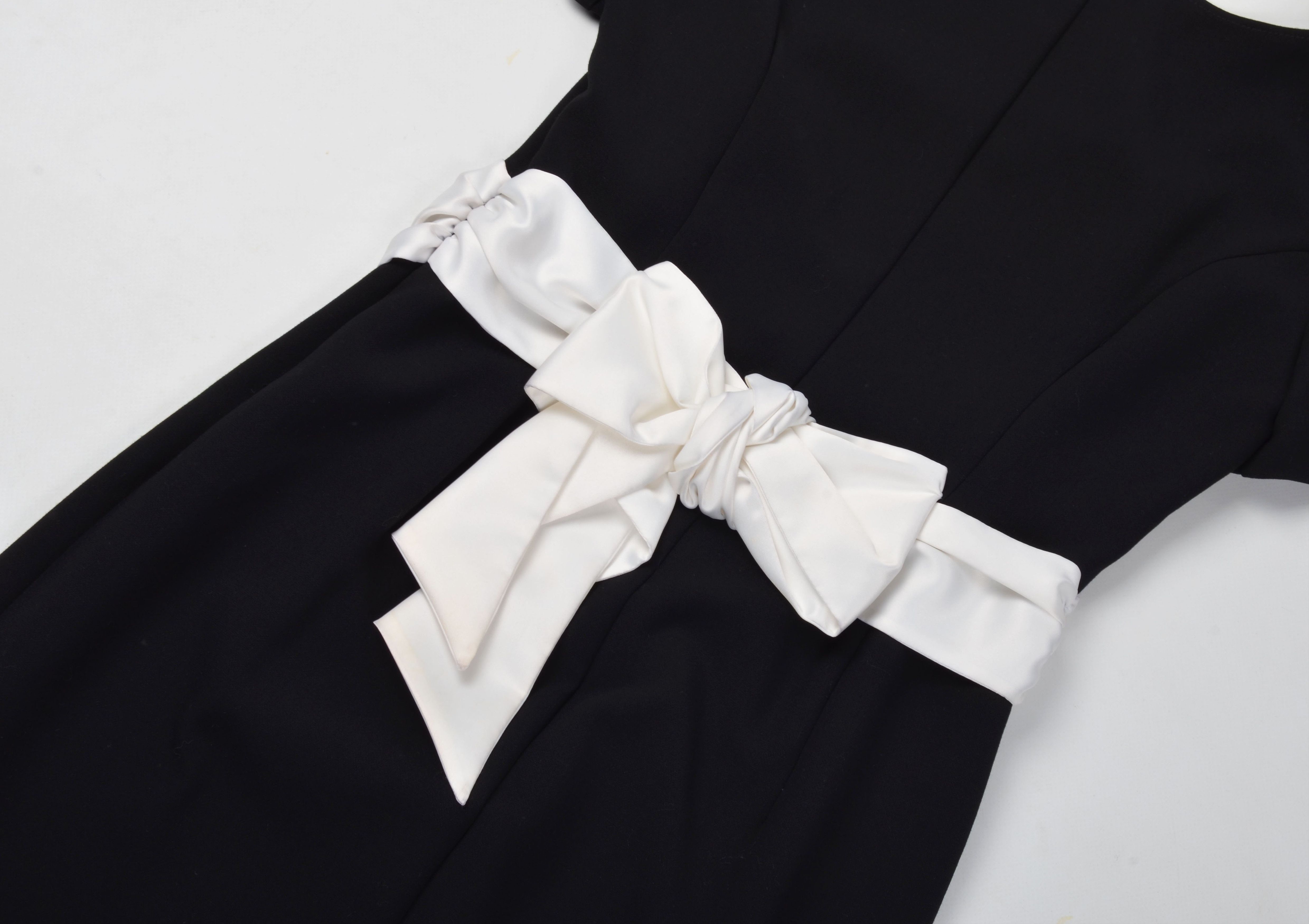 Love Moschino Love Moschino Short Sleeve Knee Length Dress with White Bow Size M / US 6-8 / IT 42-44 - 9 Thumbnail