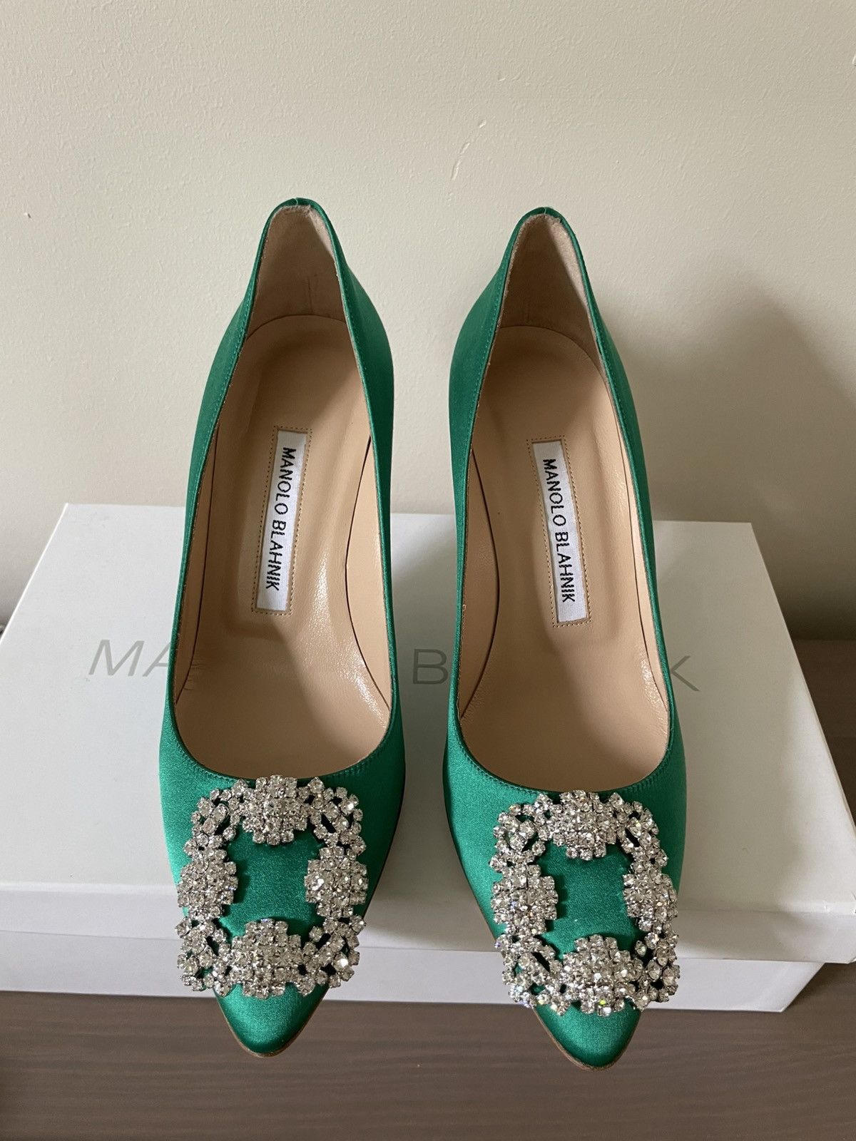Manolo Blahnik Manolo Blahnik Hangisi Satin Pumps in Green Size US 6.5 / IT 36.5 - 6 Thumbnail