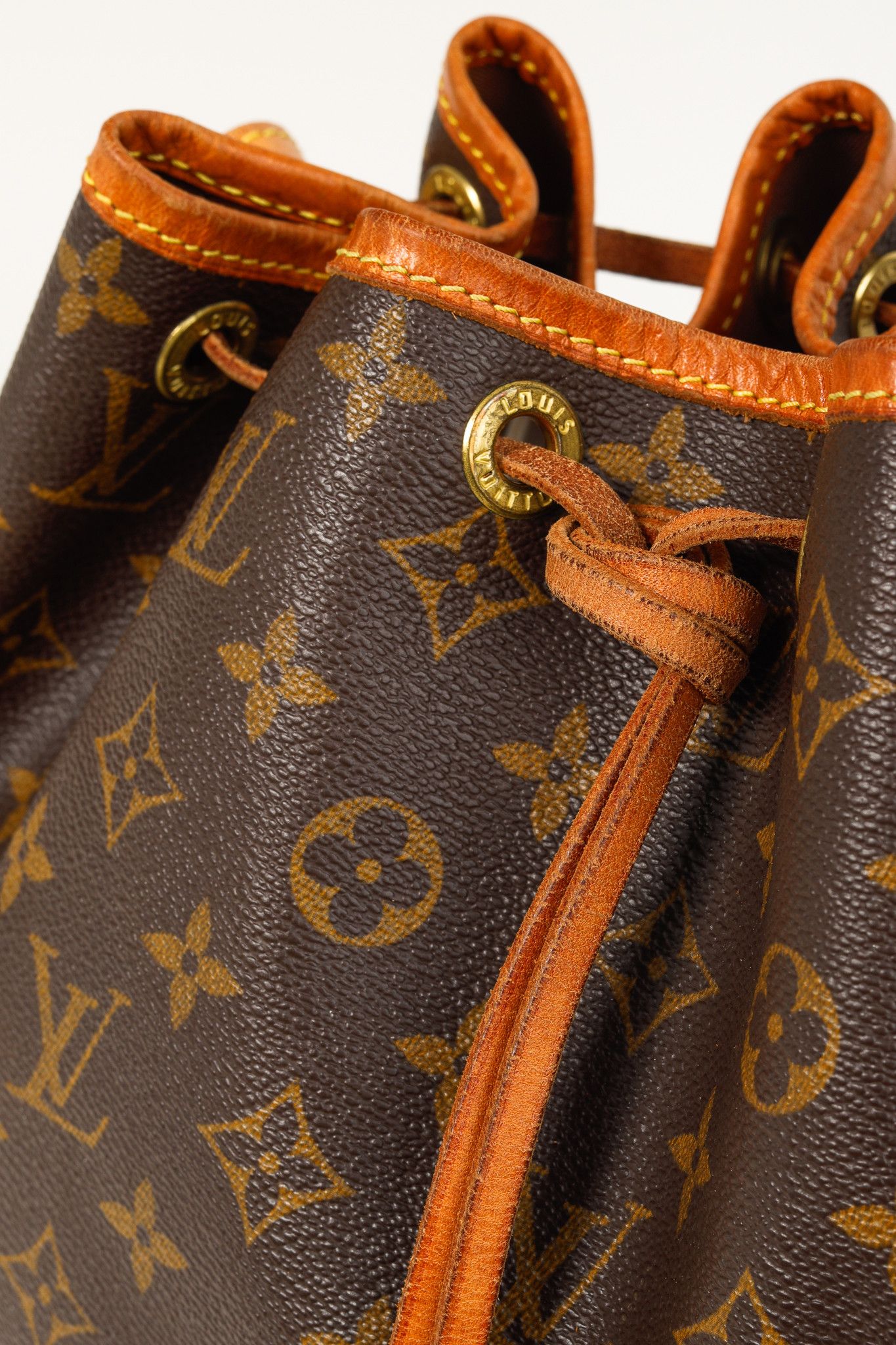 Louis Vuitton Louis Vuitton Petit Noe Monogram Canvas Bucket Bag Size ONE SIZE - 11 Thumbnail
