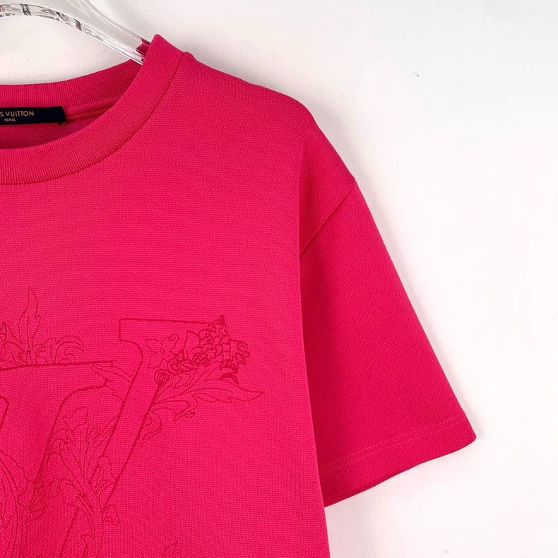 Louis Vuitton Louis Vuitton Rose red logo cut embroidery round neck shor Size US M / EU 48-50 / 2 - 3 Thumbnail