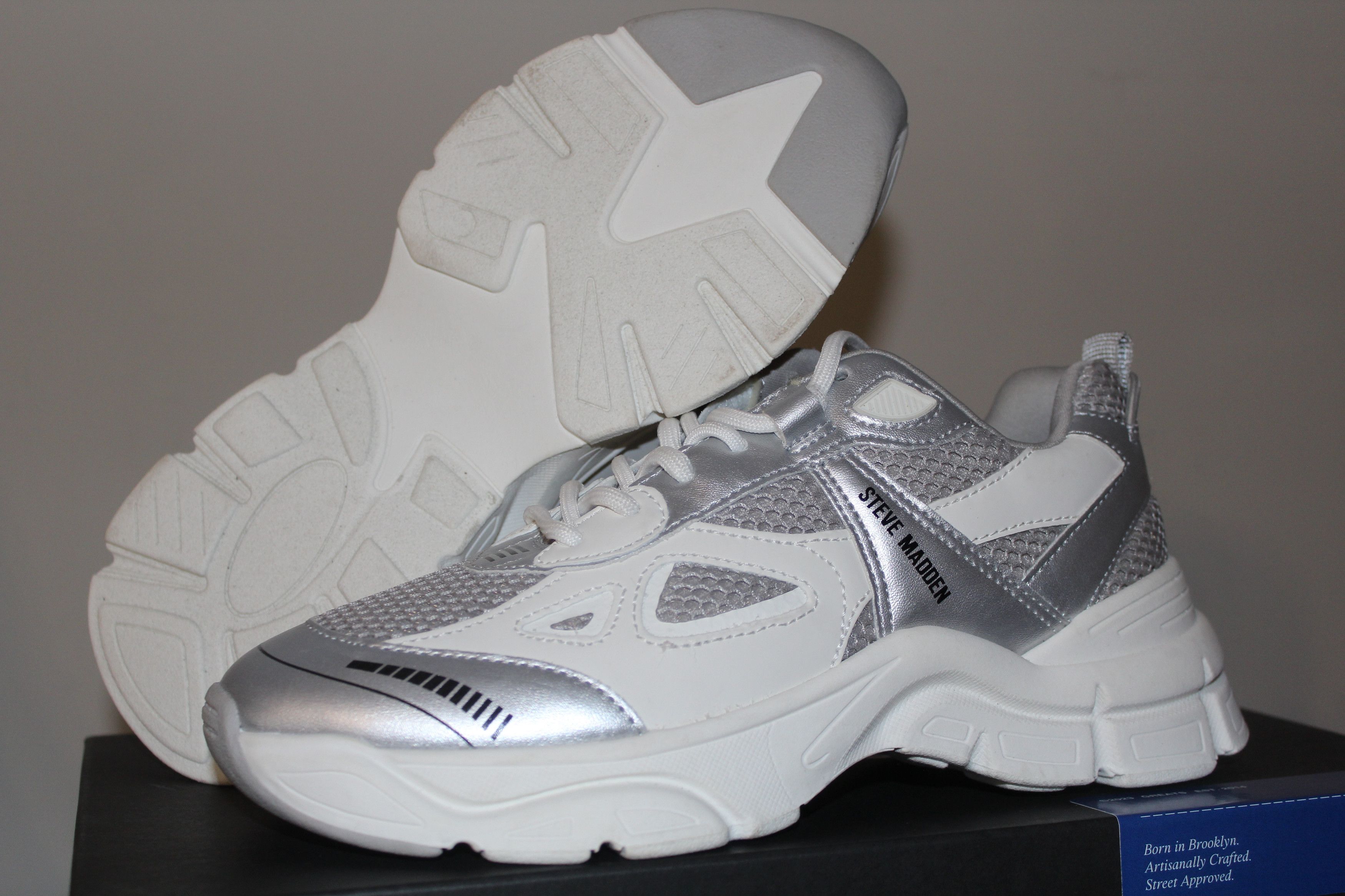 Steve Madden Steve Madden Clyde Size 7.5M 9W White/Silver Sneakers Size US 9 / IT 39 - 1 Thumbnail