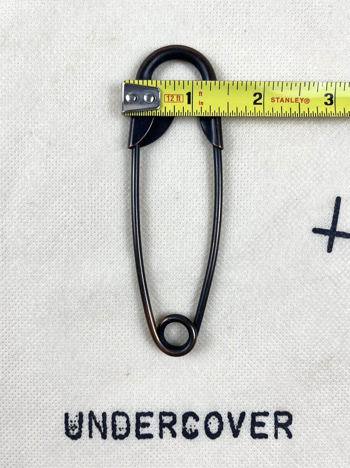 Undercover AW06 Undercover Oversized Safety Pin Guru Guru Size ONE SIZE - 5 Thumbnail