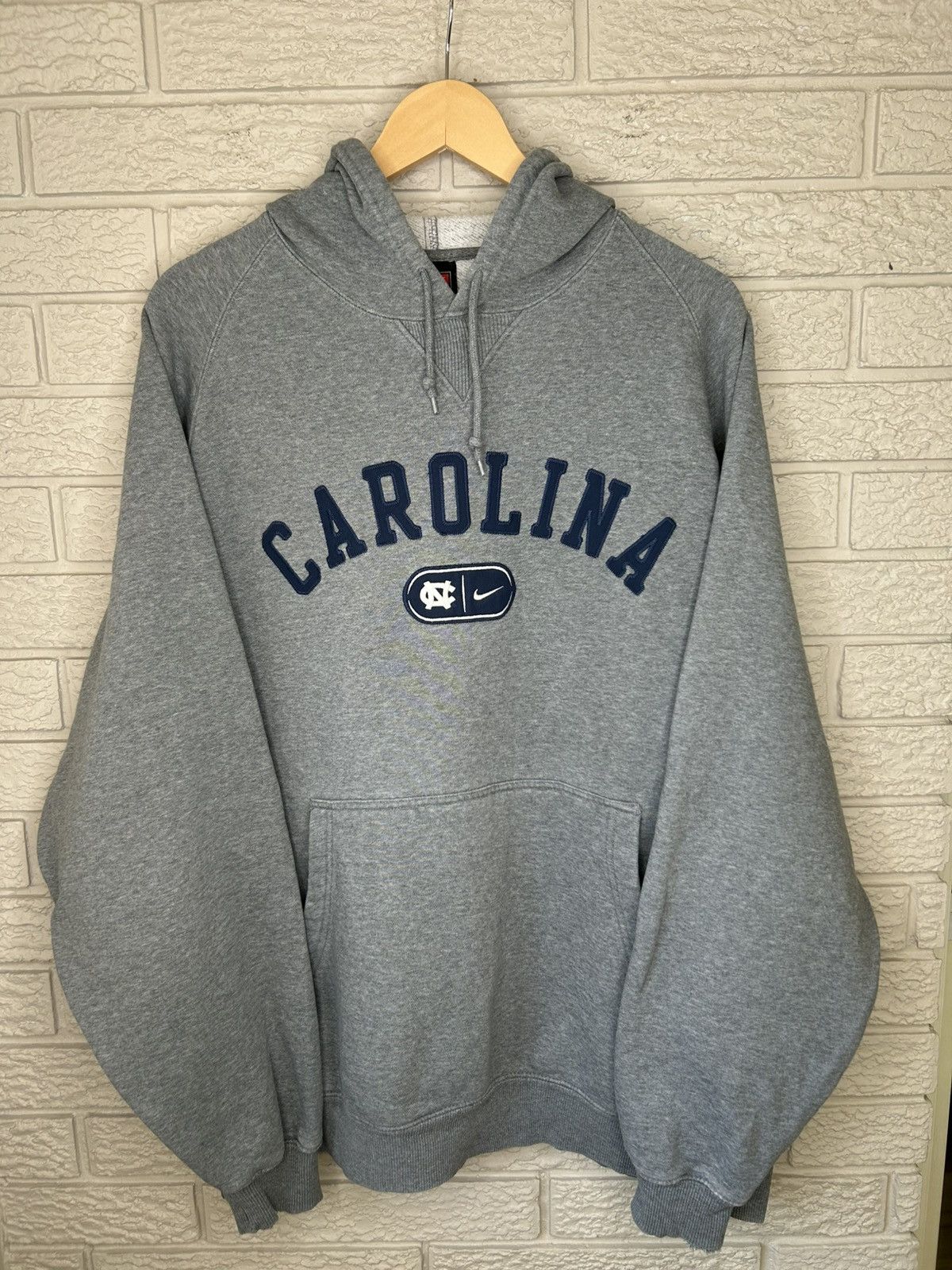 Nike Vintage Nike North Carolina Embroidered Hoodie Size US XL / EU 56 / 4 - 1 Thumbnail