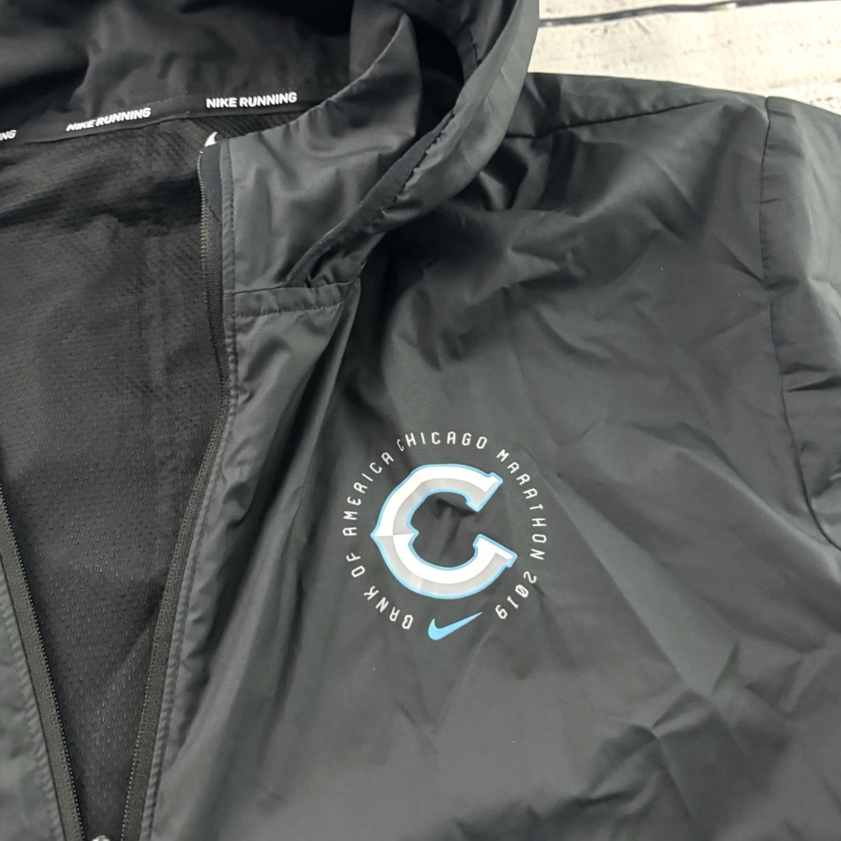 Nike Nike Running Chicago Marathon 2019 Full Zip Hooded Windbreaker Women's M Black Windbreaker Nike Shirt Jacket Womens M Size M / US 6-8 / IT 42-44 - 2 Thumbnail
