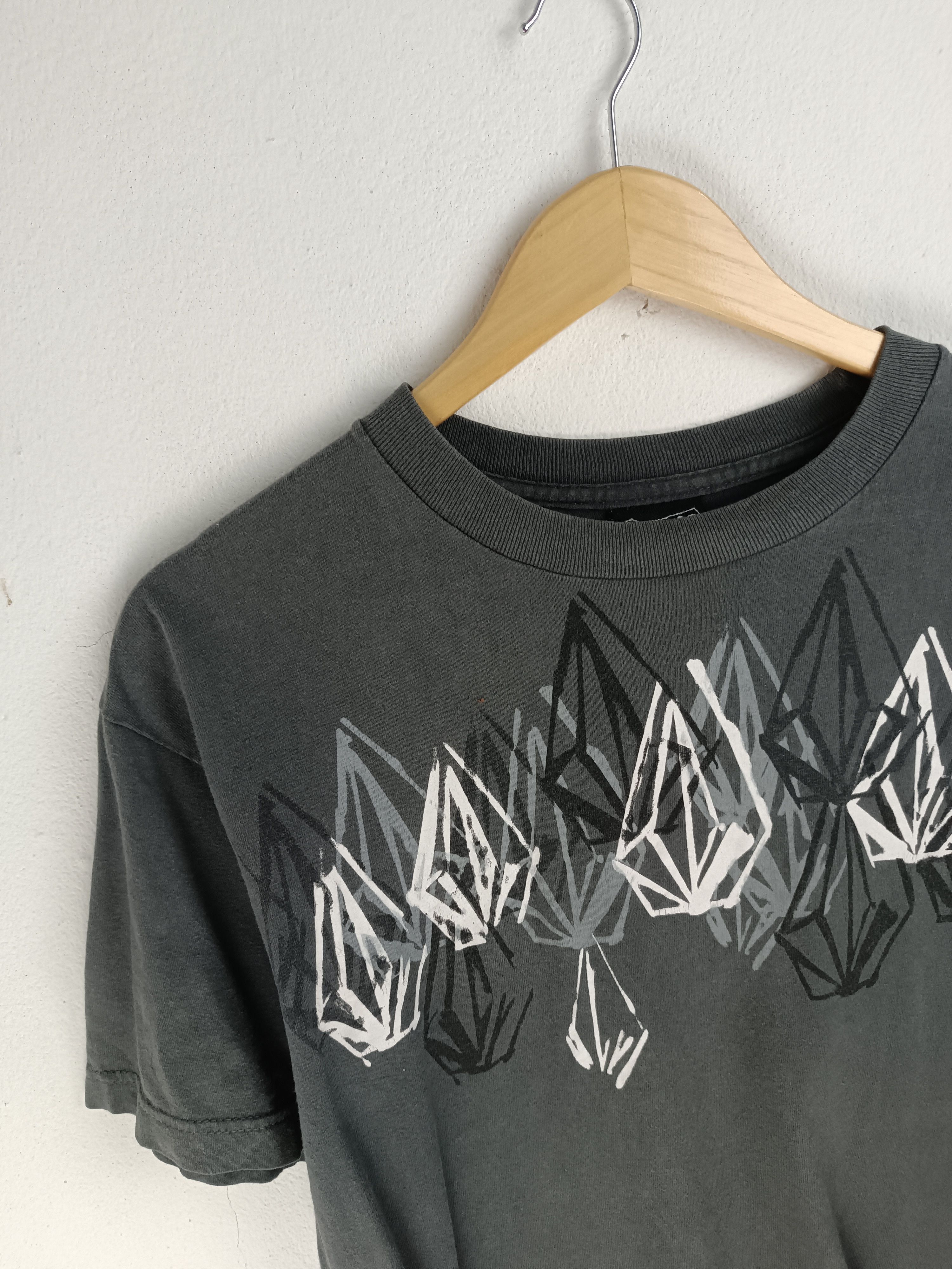 Vintage VINTAGE 2000s VOLCOM CLASSIC AOP SKATEBOARDING GRUNGE Y2K Ts Size US M / EU 48-50 / 2 - 5 Thumbnail