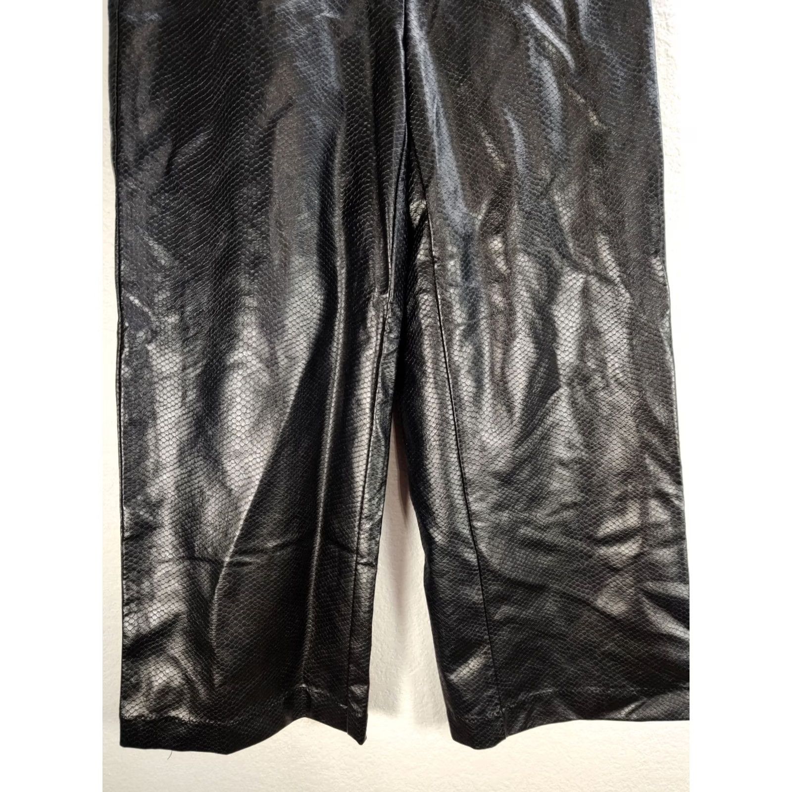 Vintage VINTAGE Women's Ichi Wide Leg Black Faux Leather Pants Side Pockets Casual Sz 36 Mens Womens Boys Girls Size 28" / US 6 / IT 42 - 4 Thumbnail