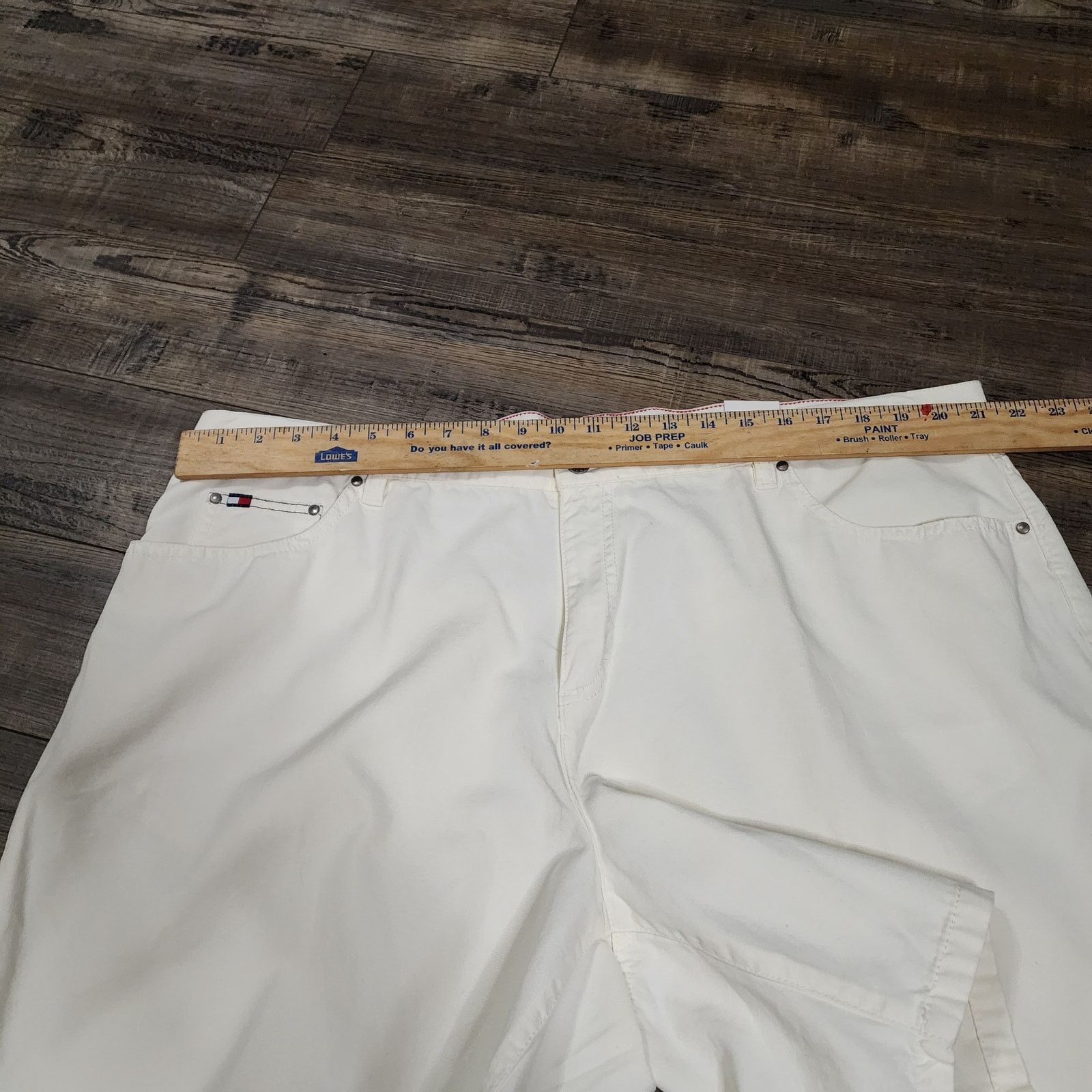 Tommy Hilfiger NWT Tommy Hilfiger womens bermuda shorts offwhite sz20 2369 Size 42" / US 20 - 4 Thumbnail