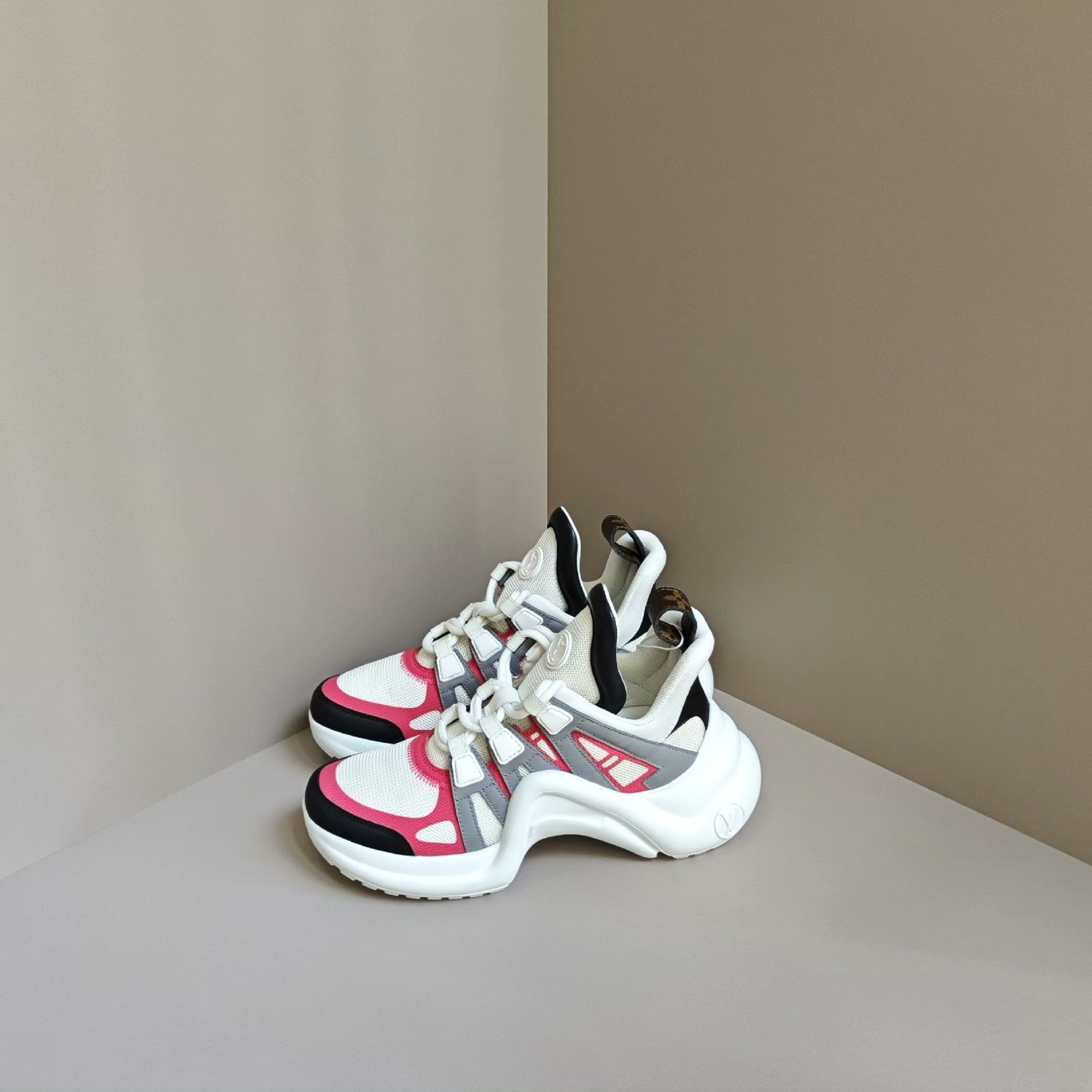 Louis Vuitton Louis Vuitton Casual Pink Lowtop Sneakers us_5 Women Size US 5 / IT 35 - 1 Thumbnail