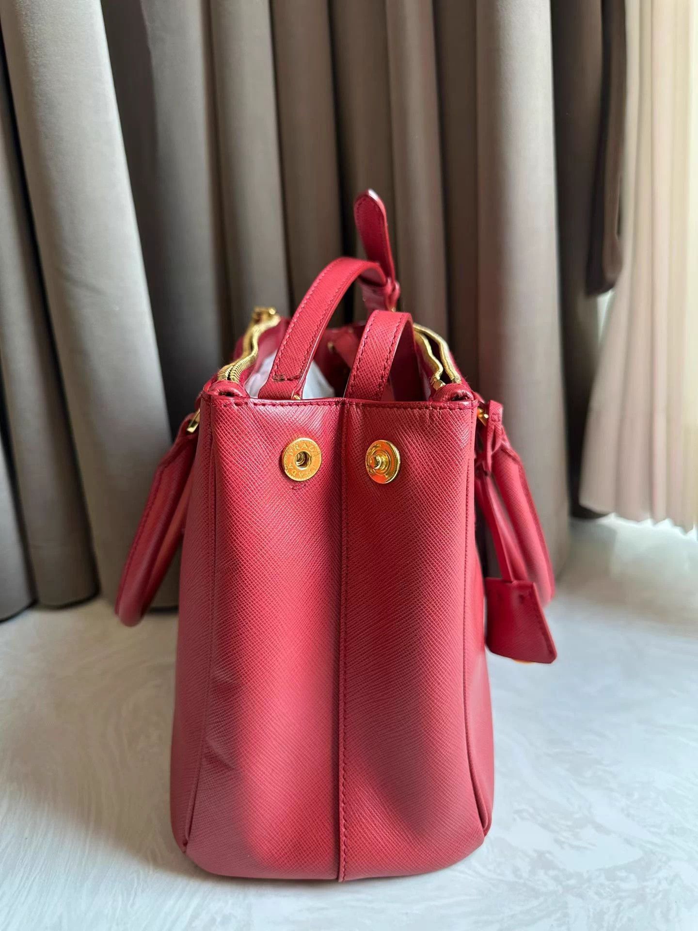 Prada Prada Red Leather Crossbody/Shoulder Gold Hardware Killer Size ONE SIZE - 6 Thumbnail