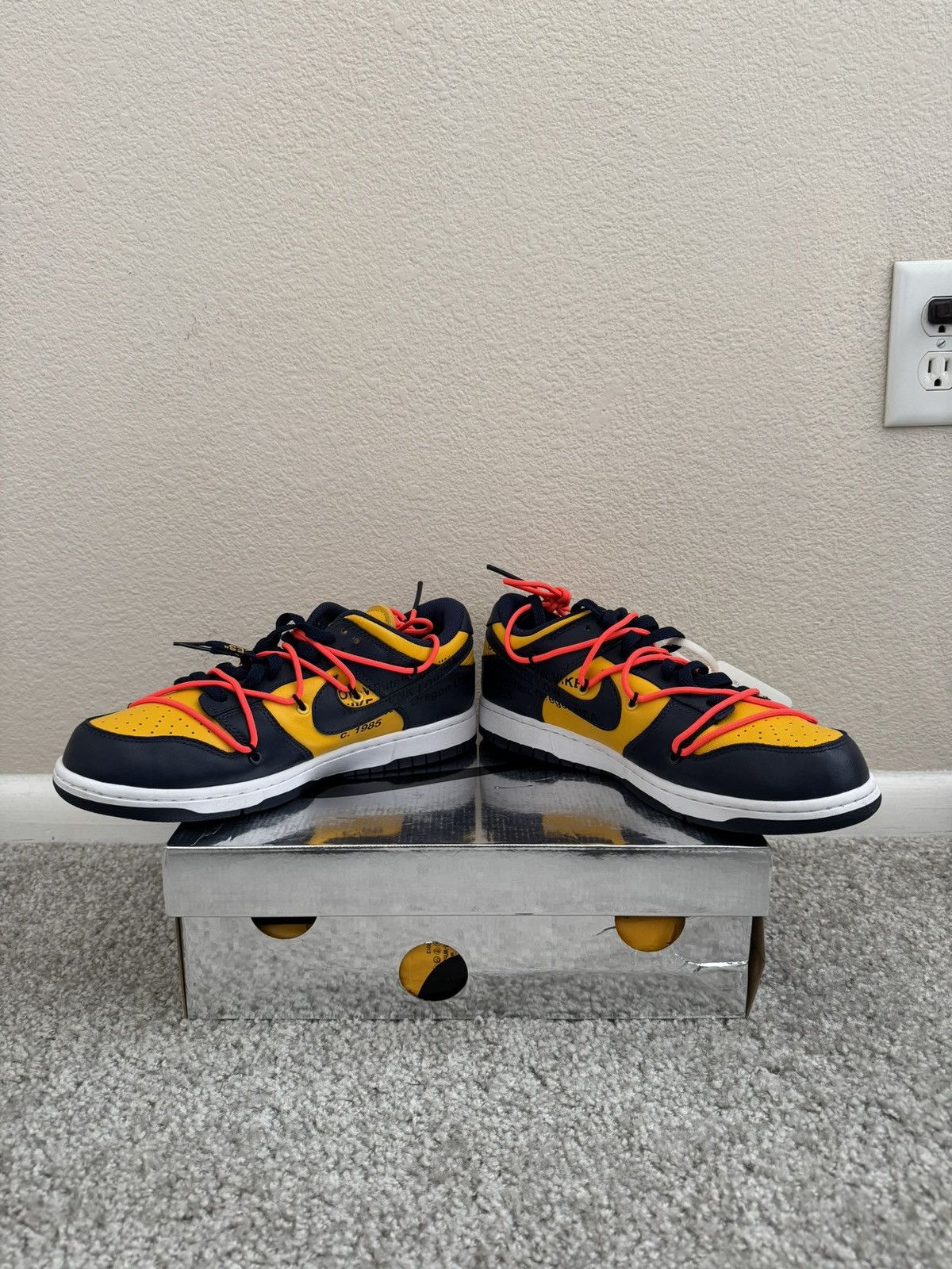 Off-White Off-White University Gold Dunk Size US 9.5 / EU 42-43 - 3 Thumbnail