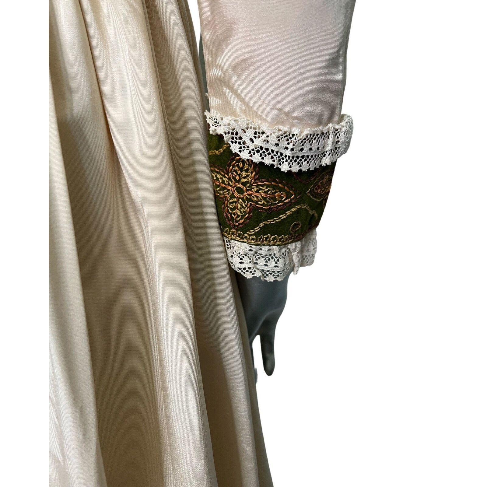 Vintage Vintage 1970s Victorian Emma Domb Cream Maxi Dress Size 5 Size S / US 4 / IT 40 - 6 Thumbnail
