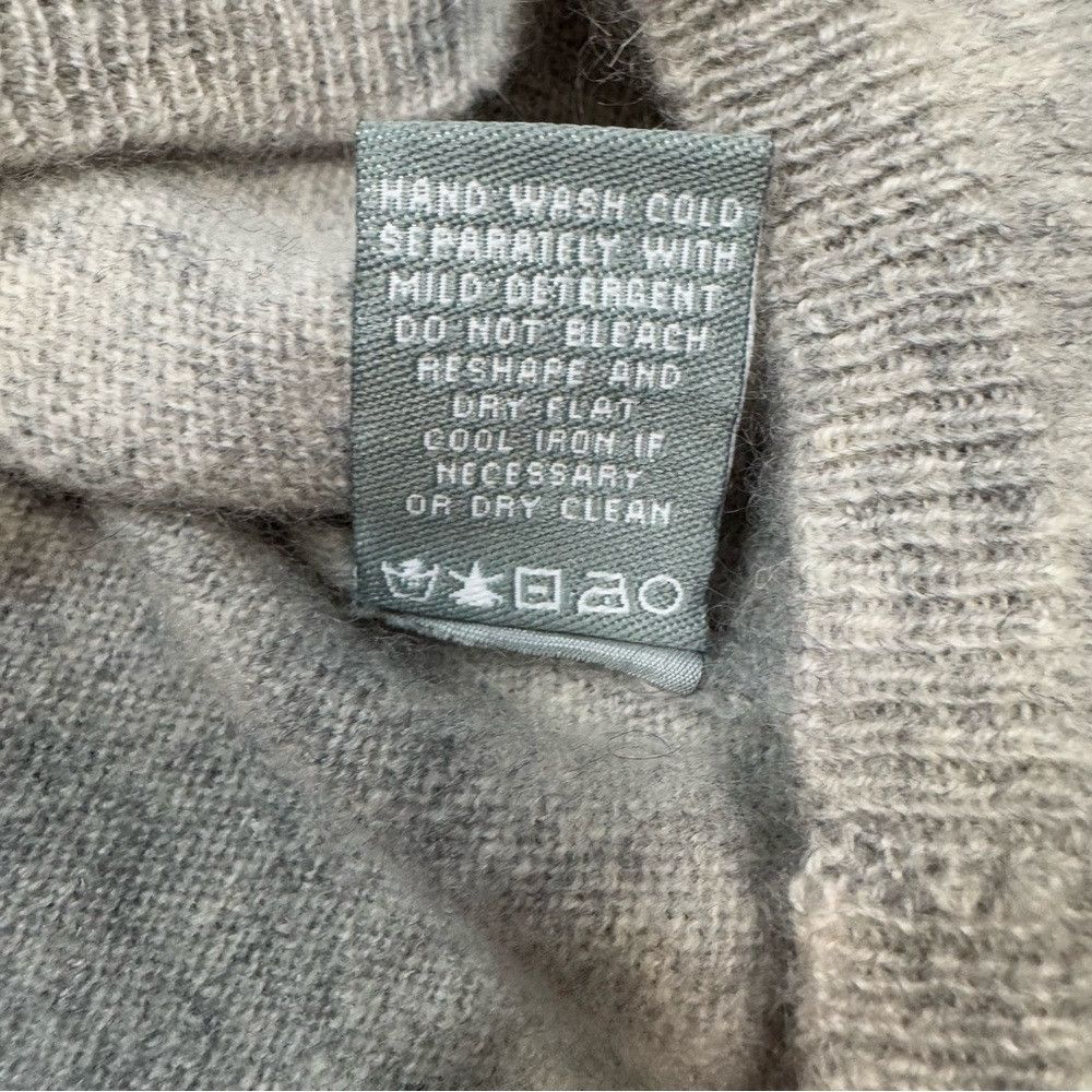 Other Cashmere Box 100% Cashmere Light Grey V-Neck Sweater Size L Size L / US 10 / IT 46 - 8 Thumbnail