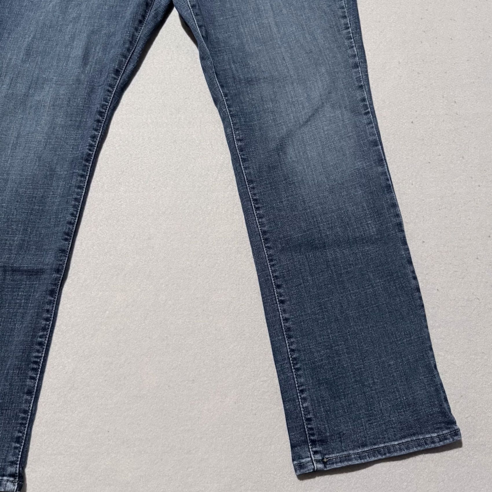Levi's Levi’s Classic Straight Leg Jeans Women Blue Denim Mid Rise Zip Fly 16 34 in 5-Pocket Design Vintage No 1990s City Size 38" / US 16 / IT 52 - 6 Thumbnail