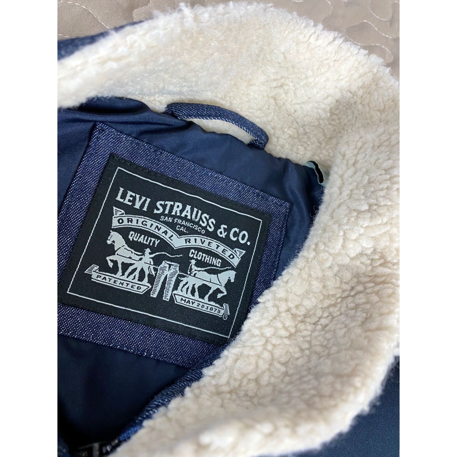 Levi's VINTAGE Levi's Jacket Denim Look Quilted Sherpa Collar Mens L Blue Denim Look Quilted Jacket Mens L Blue Quilted Sherpa Collar Levi's Size US 33 - 4 Thumbnail