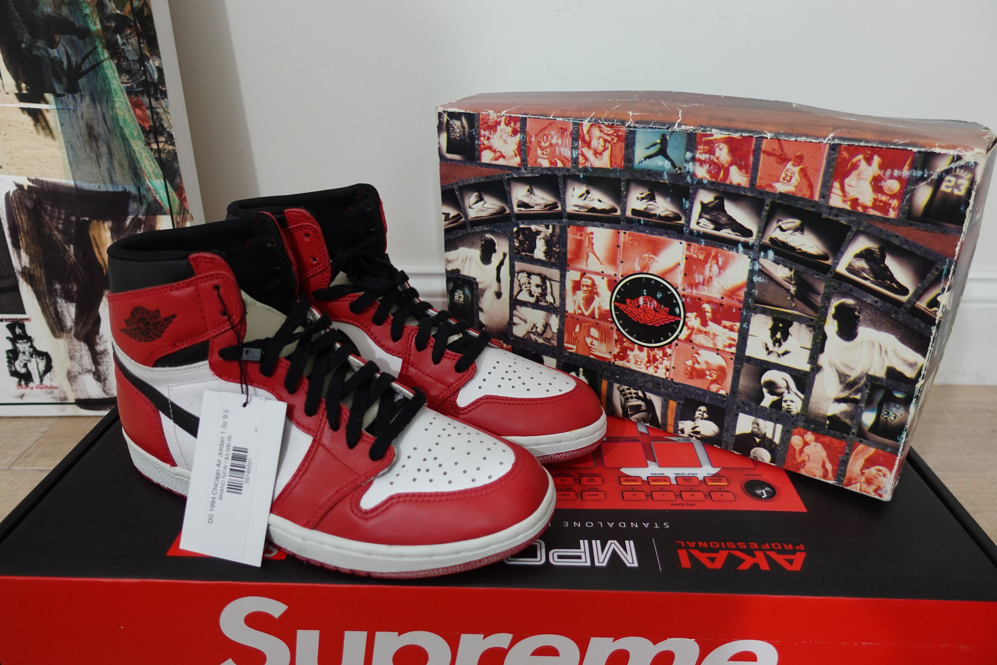 Jordan Brand × Nike 1994 Nike Air Jordan 1 Chicago. BRAND NEW WITH BOX Size US 9.5 / EU 42-43 - 1 Thumbnail