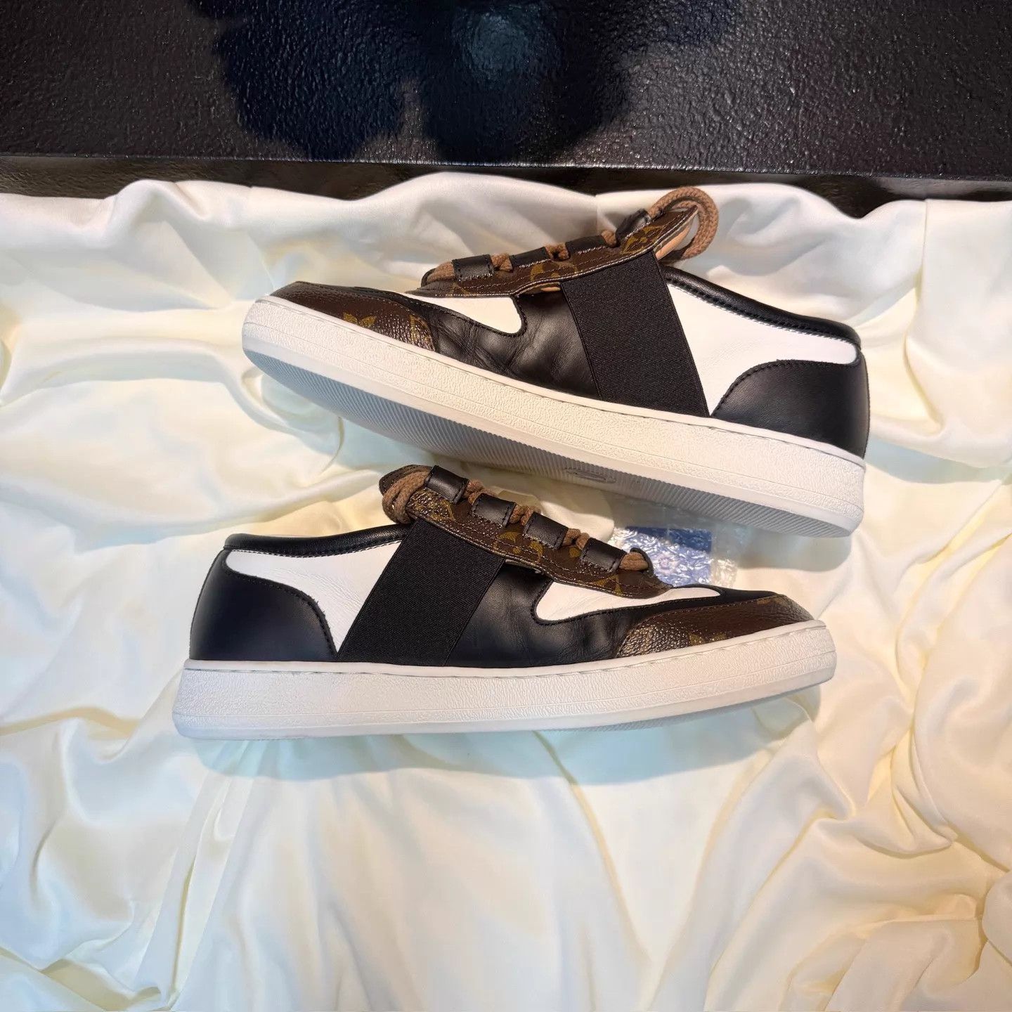 Louis Vuitton LV Monogram White/Brown Sneaker 38 99 New Size US 7.5 / IT 37.5 - 4 Thumbnail