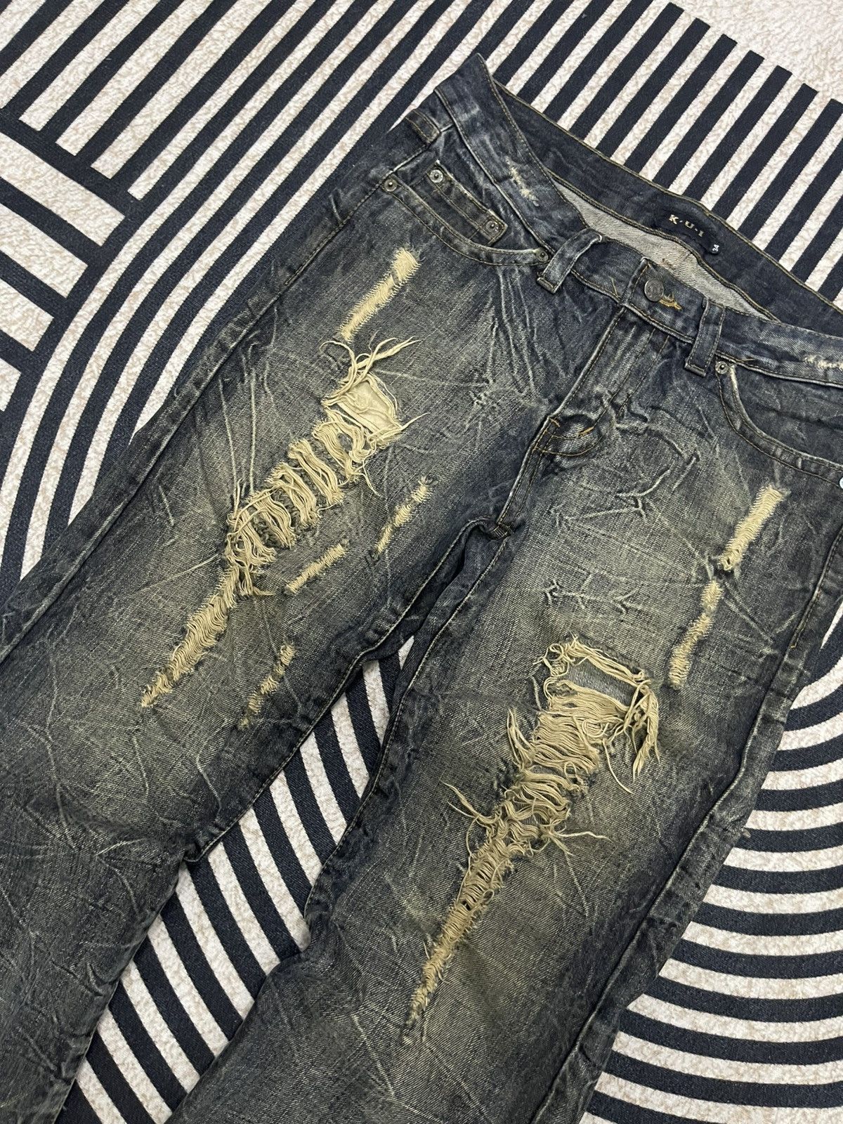 Japanese Brand 2000s KUI WASHABLE DISTRESSED JEANS RARE DESIGN Size US 33 - 6 Thumbnail