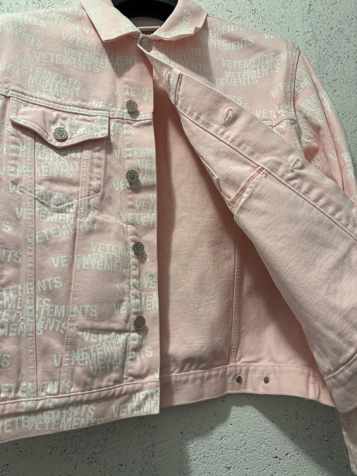 Vetements *RARE* VETEMENTS GVASALIA STAMP AOP DENIM JACKET Size US M / EU 48-50 / 2 - 8 Thumbnail
