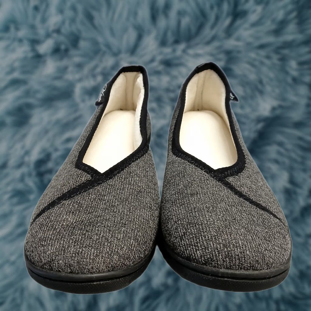 Vintage Wishcotton Womens Size 8 Slippers Black Gray Comfort Slip On Casual Knit Slippers Size ONE SIZE - 1 Thumbnail