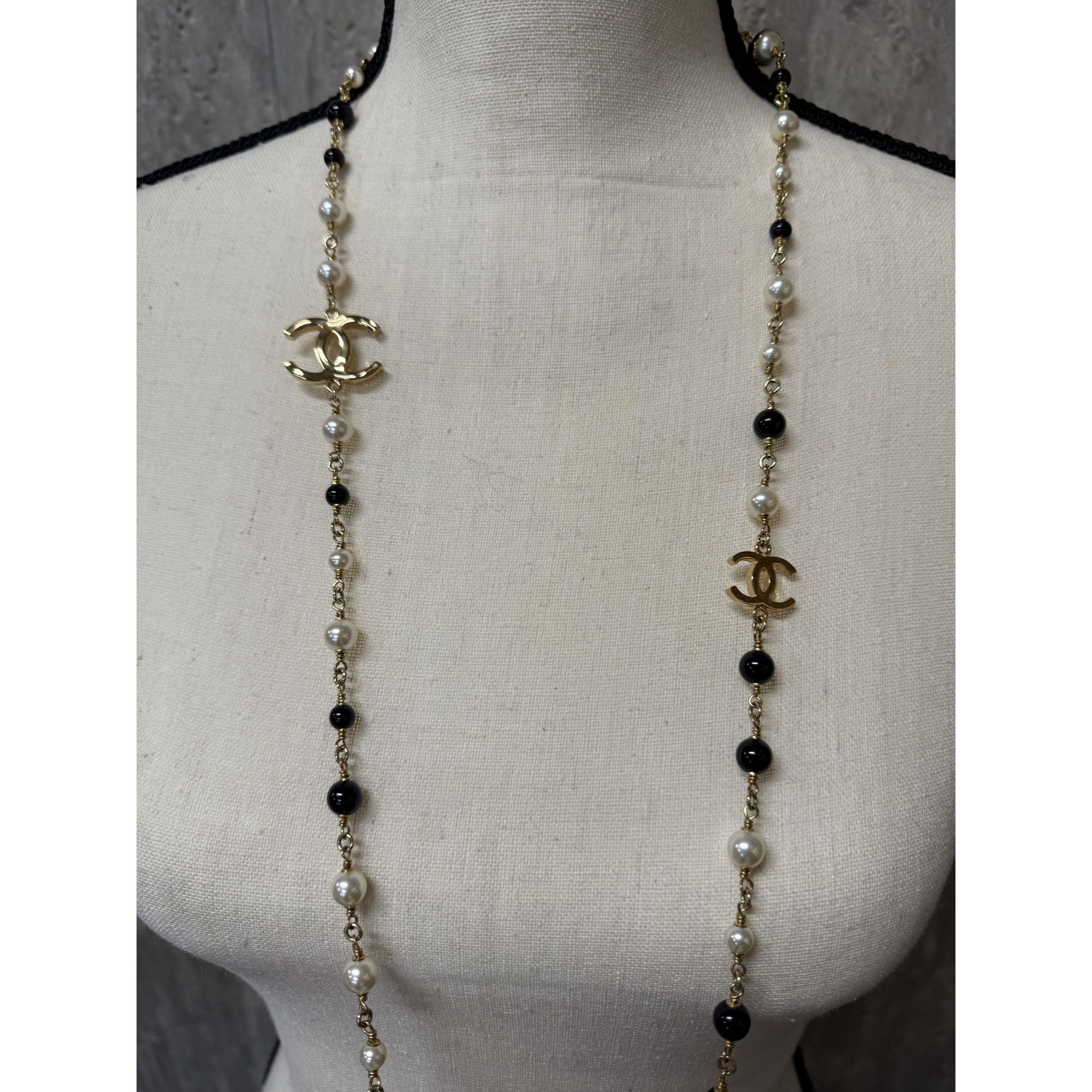 Chanel Chanel Long Pearl & Black Beaded Necklace With Gold CC Logo Size ONE SIZE - 9 Thumbnail