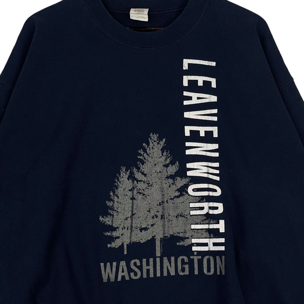 Gildan × Vintage Vintage GILDAN Leaveworth Washington Crewneck Sweatshirt Size US XL / EU 56 / 4 - 4 Thumbnail